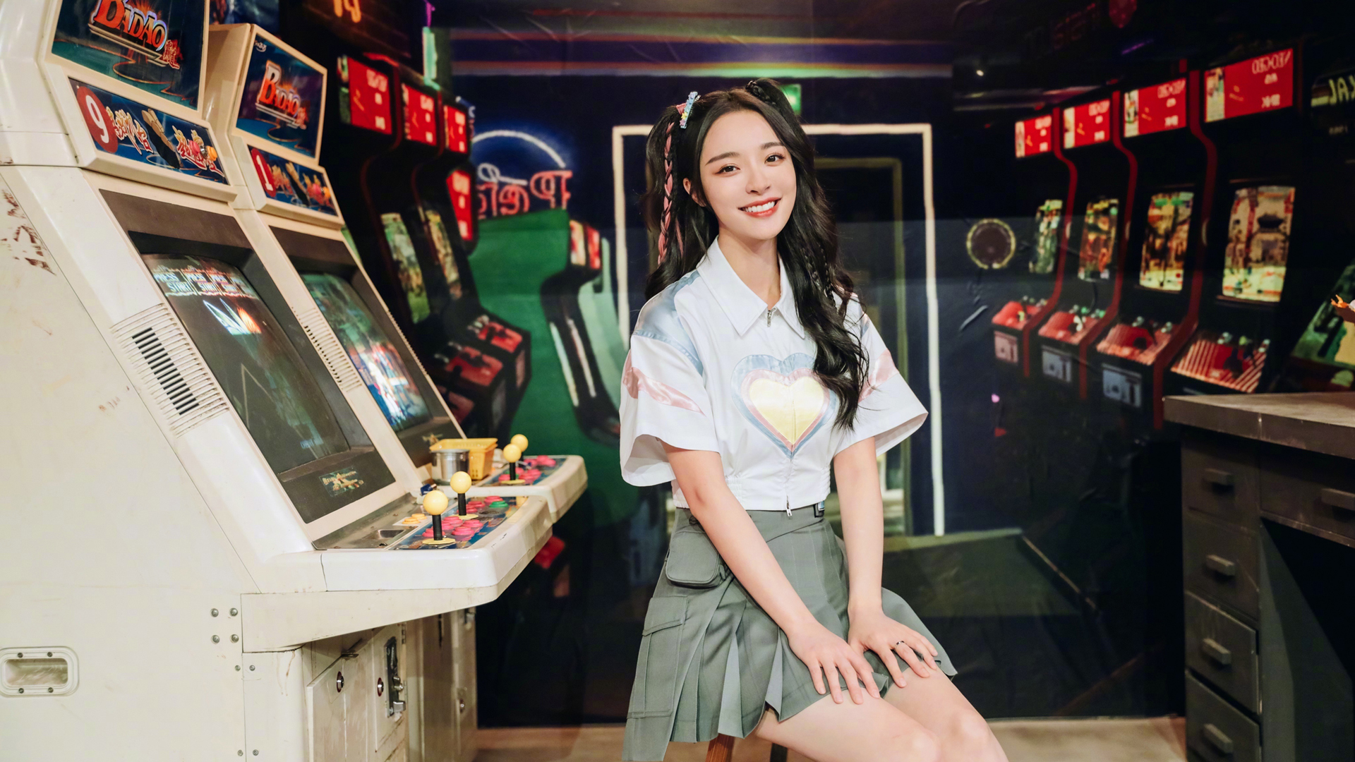 李莎旻子高清美女壁纸，免费电脑桌面背景下载
