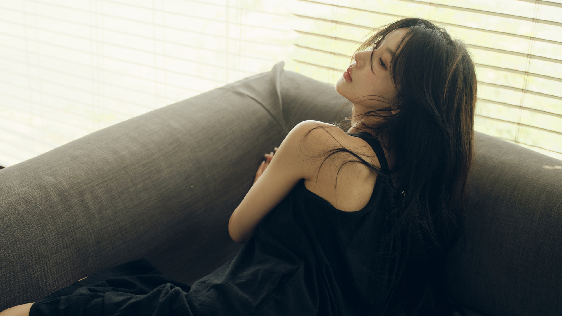 高清美女与黑色沙发、裙子组合电脑壁纸，免费下载