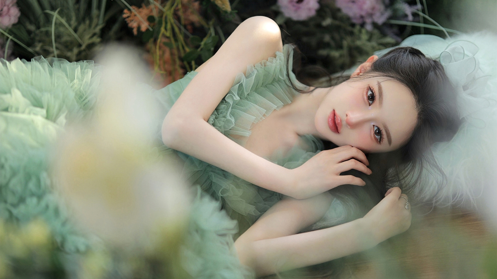 绿色裙子美女与鲜花共舞，高清免费电脑壁纸下载