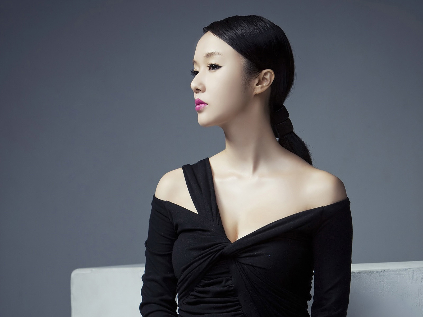 黑色背景美女壁纸，免费高清电脑壁纸下载