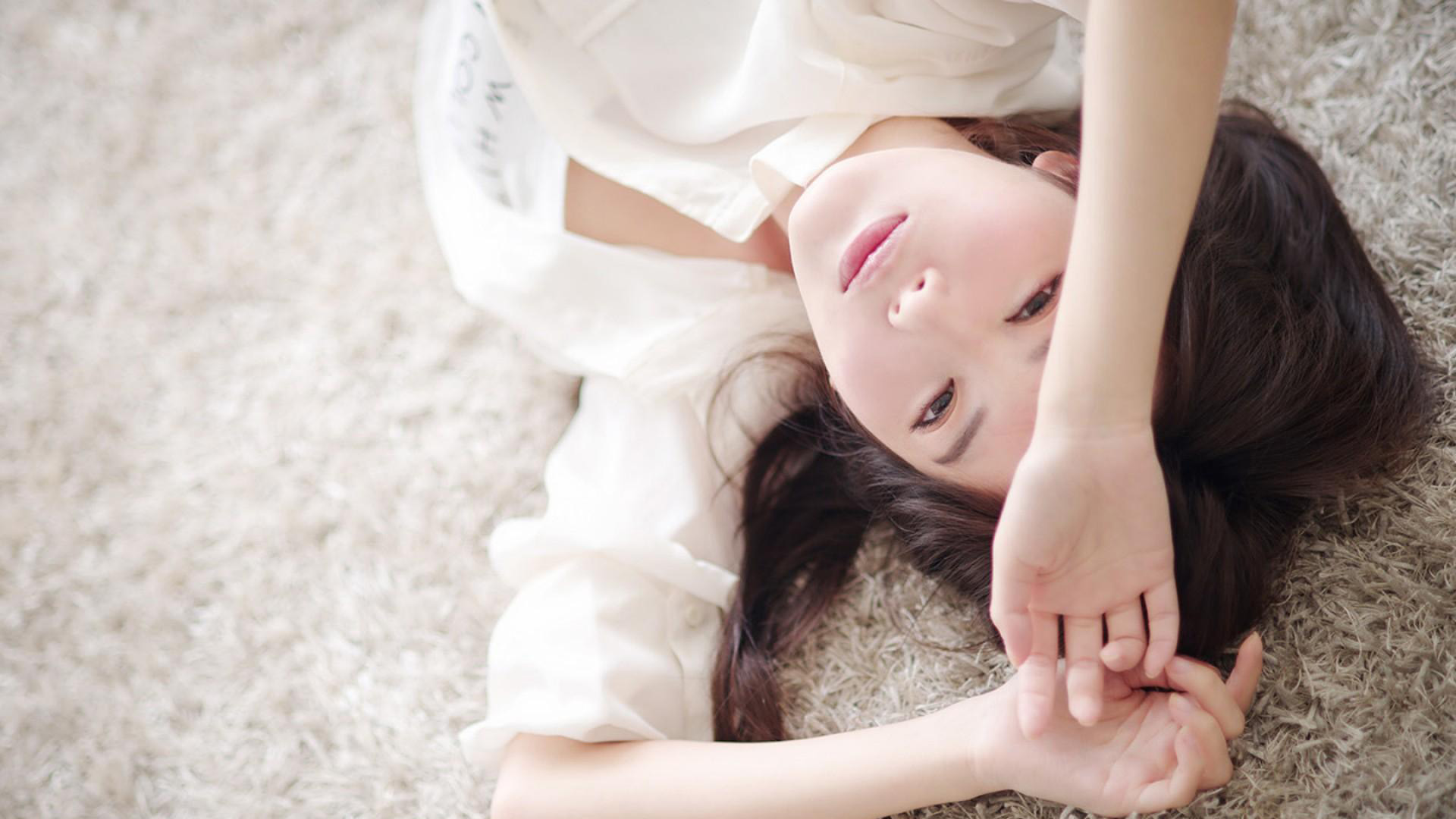 居家美女温馨阳光桌面壁纸，精选美女电脑壁纸免费下载