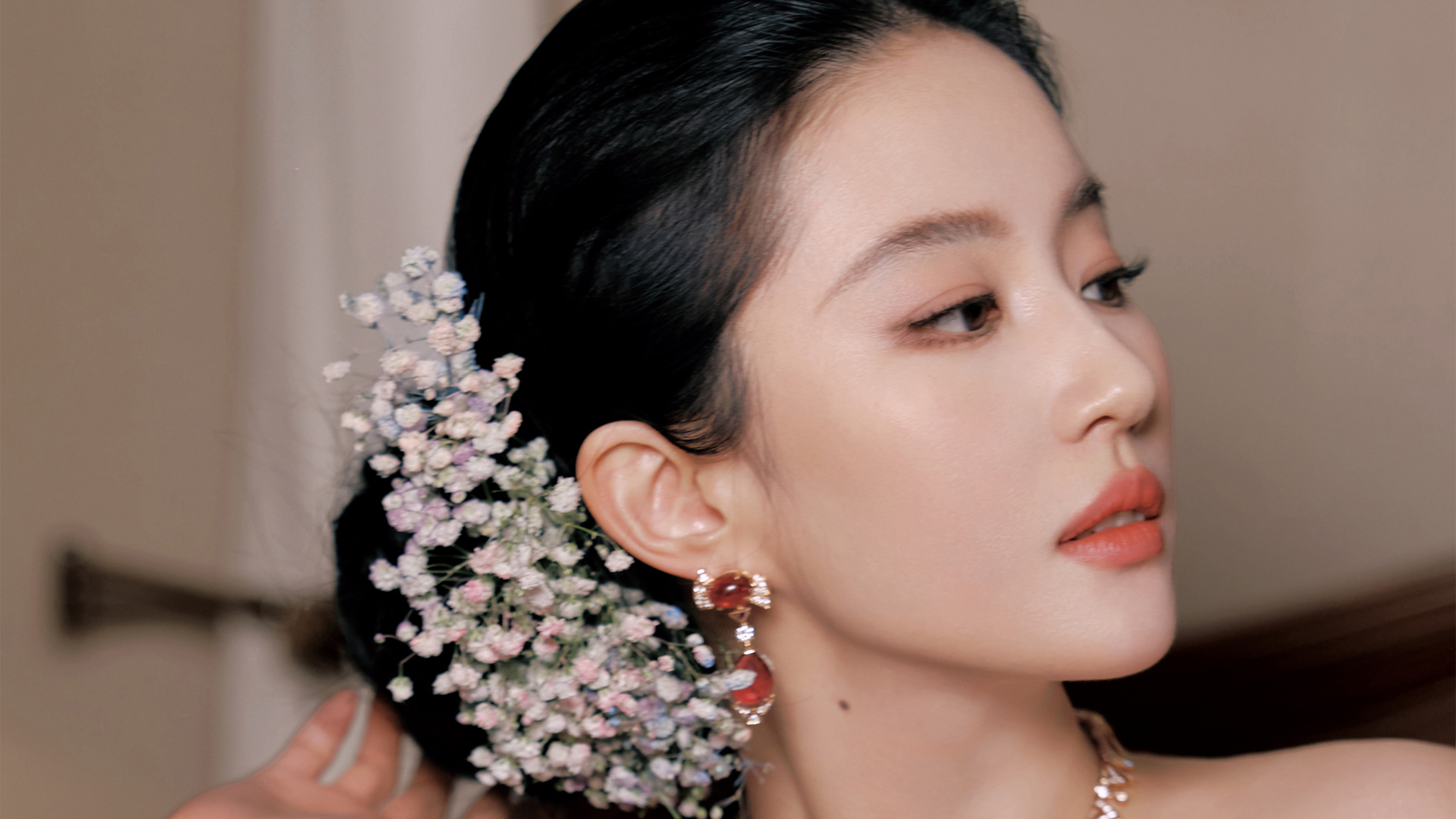 刘亦菲侧脸美照，鲜花头饰点缀，高清美女壁纸免费下载