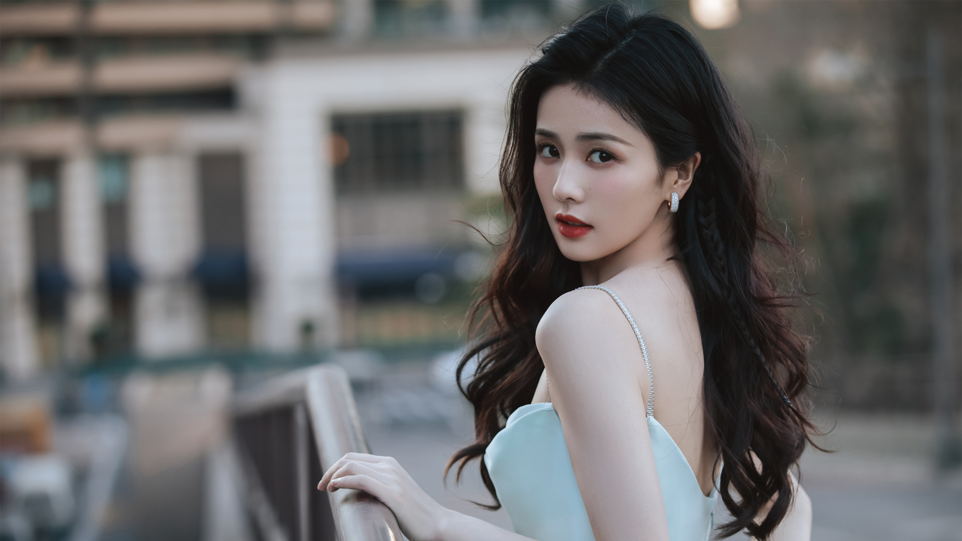 白鹿美女回眸，精选电脑壁纸免费下载，高清美图尽在此处