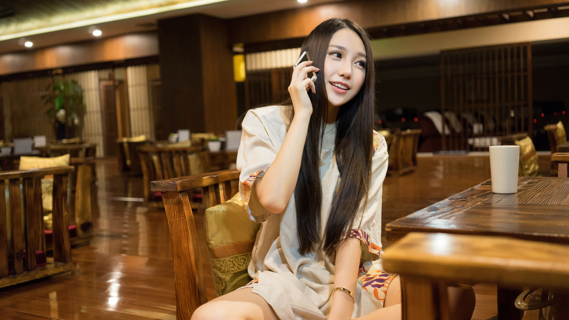 刘奕宁Lynn萌趣接听壁纸，美女电脑桌面背景免费下载