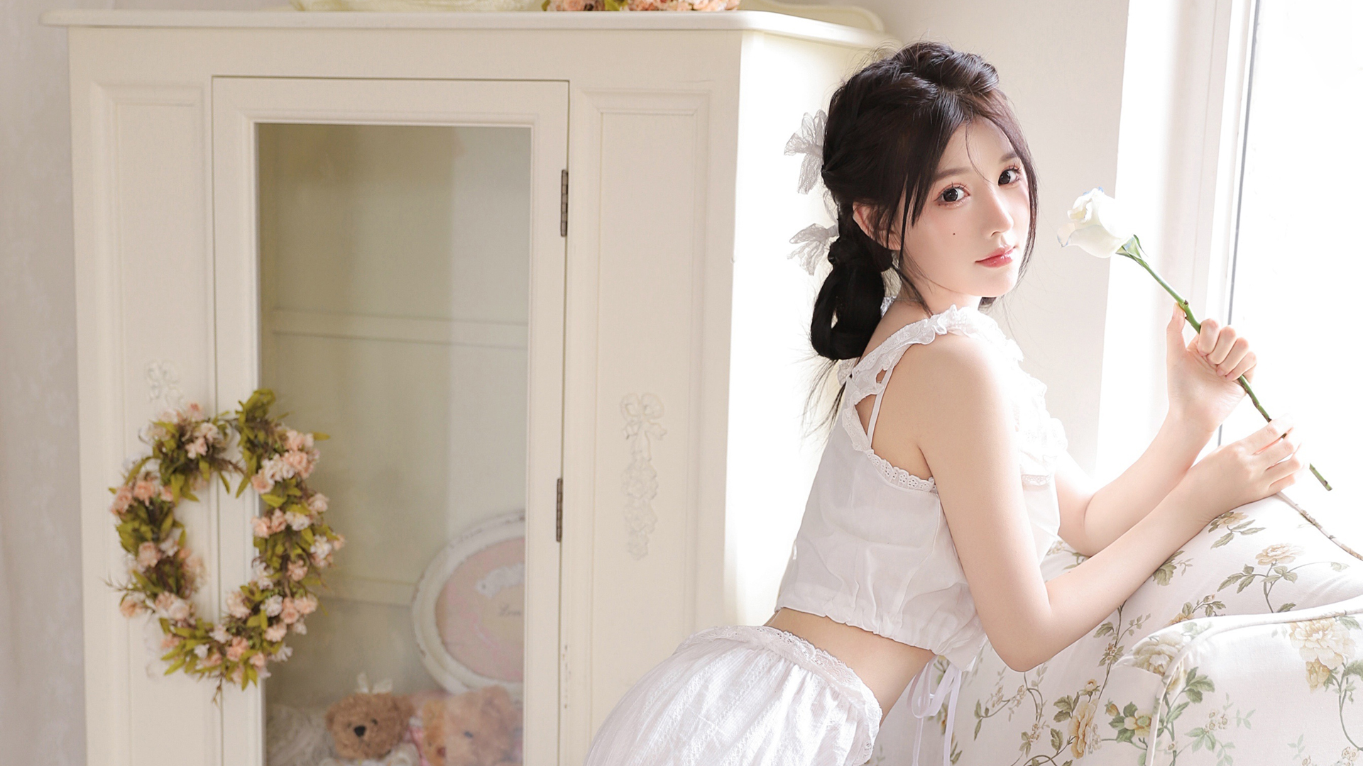 小清新居家美女 白色睡衣 白玫瑰花 苗条身材的小美女壁纸