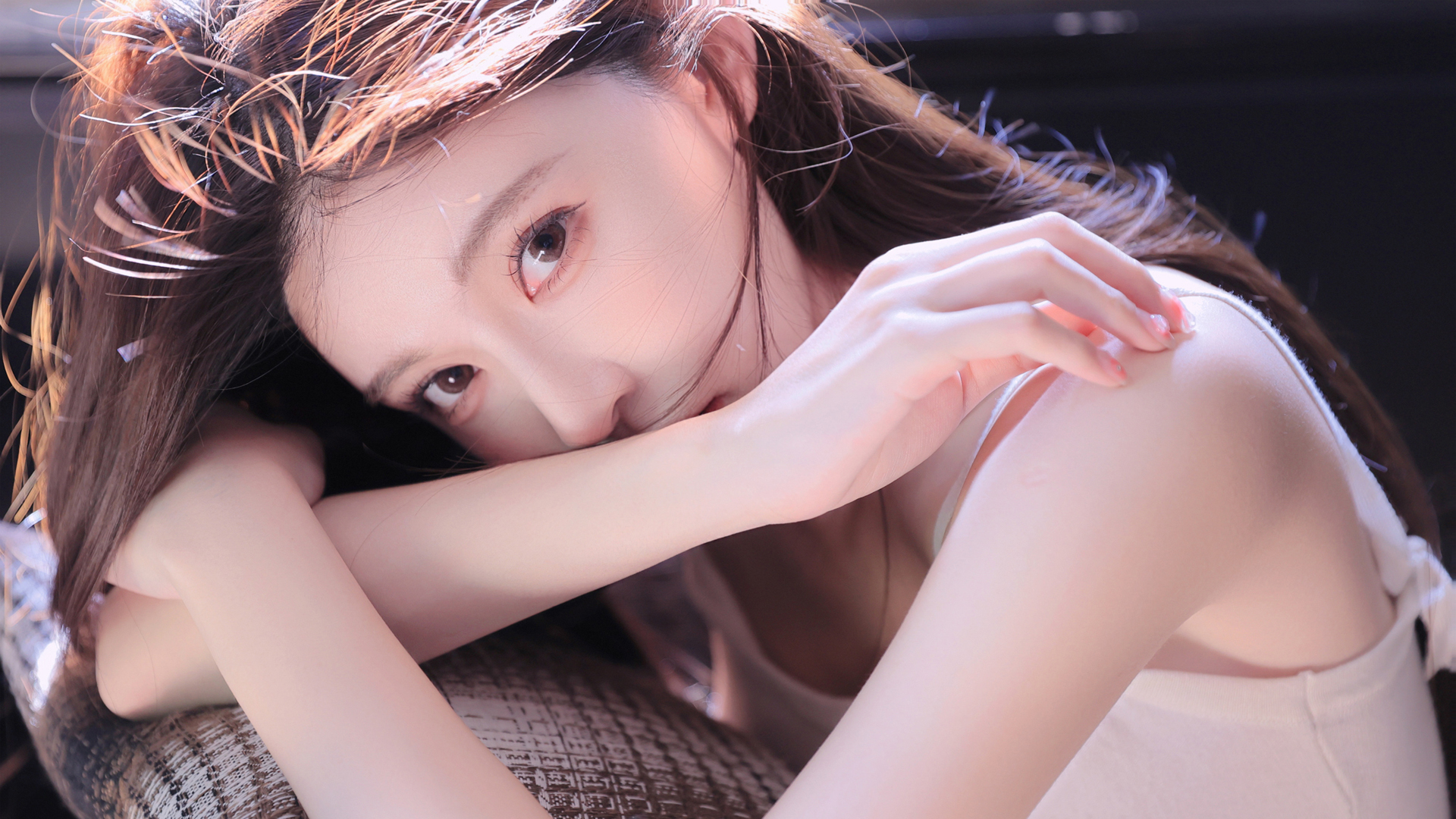 清新长发美女壁纸，免费下载，打造养眼居家环境