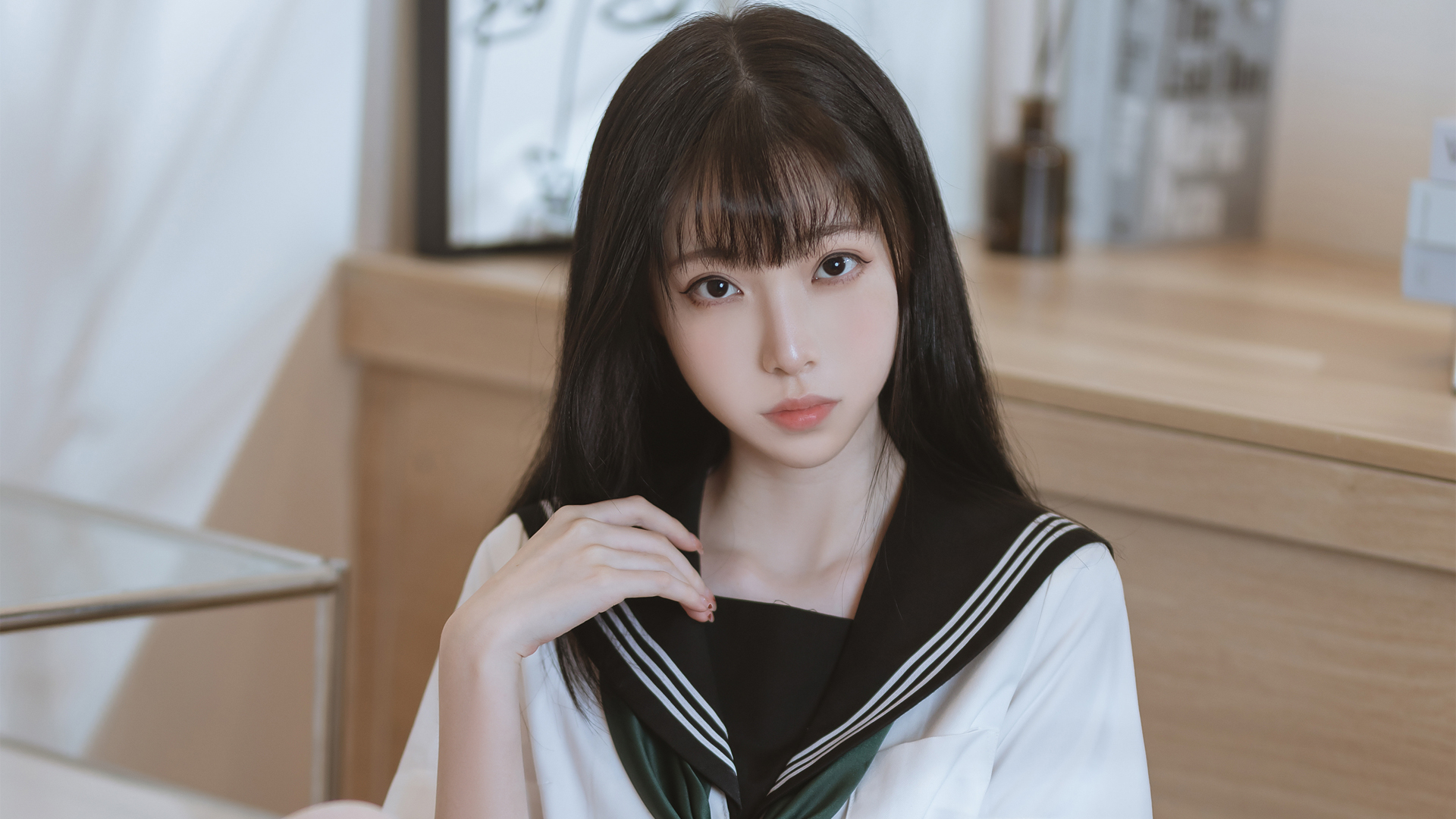 美女长发水手服居家写真，精选壁纸免费下载，美化你的电脑桌面