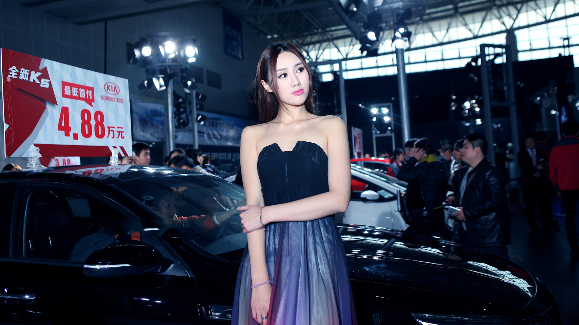 车展美女车模，长裙飘逸，高挑迷人，免费下载高清桌面壁纸！