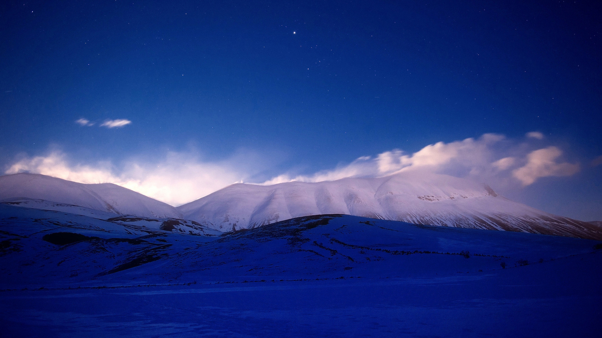 山巅雪映星空，璀璨星辰宽屏壁纸，免费下载美化桌面