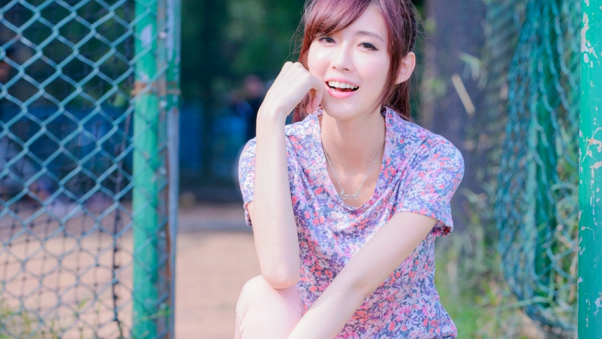球场边的养眼美女写真桌面壁纸