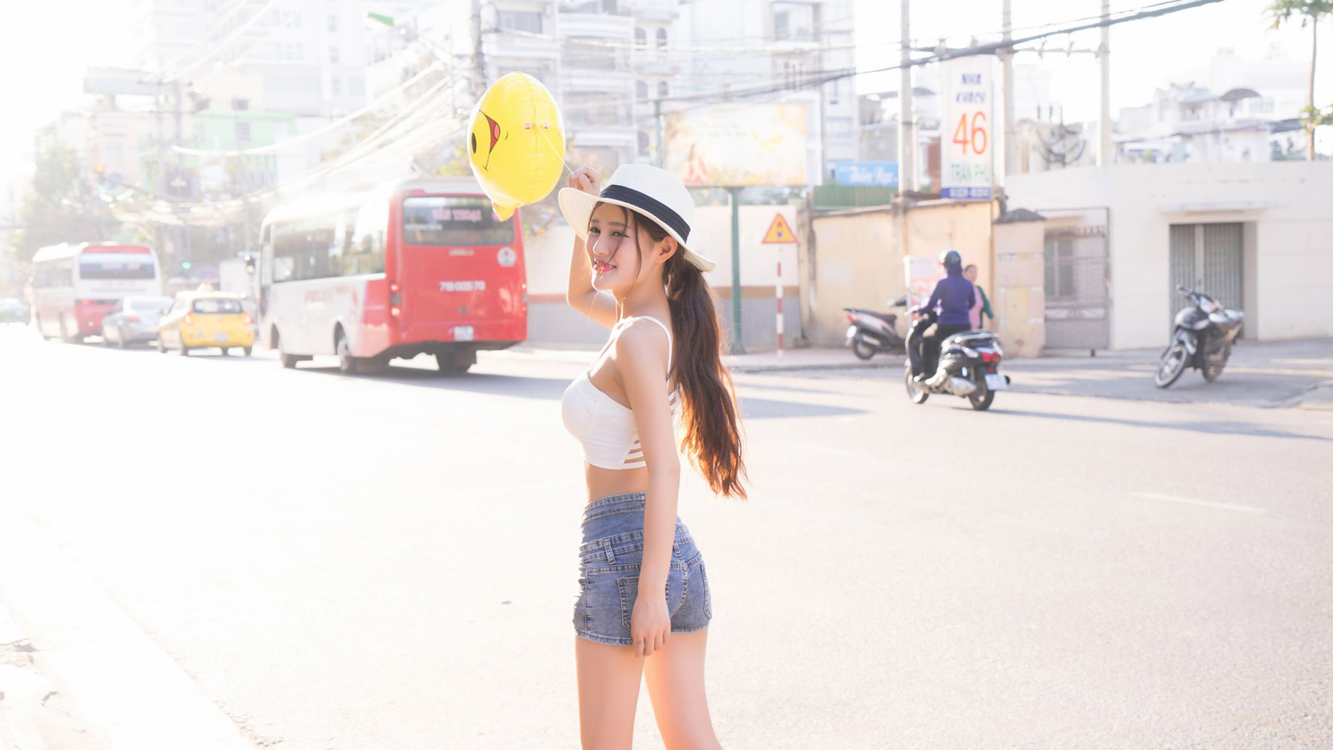 可爱街拍美女Abby王乔恩桌面壁纸