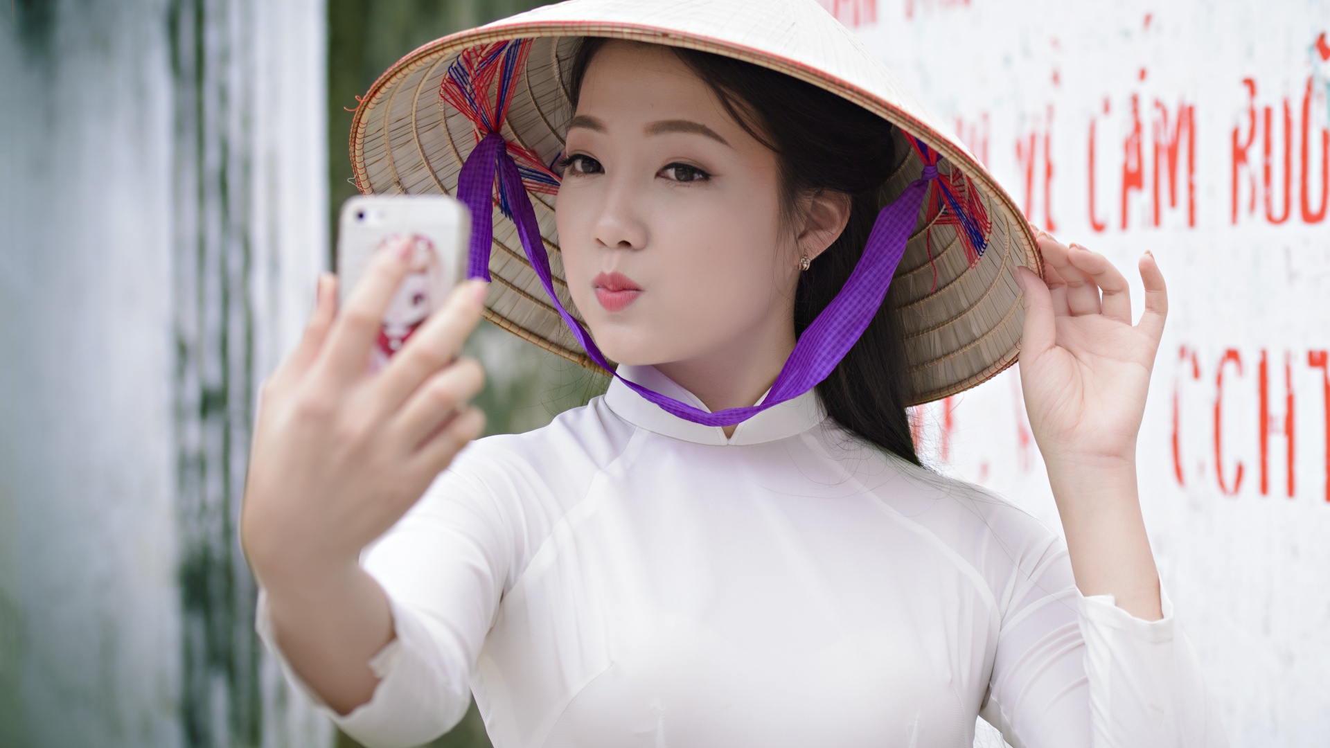 女孩自拍桌面壁纸，白色斗笠下的可爱美女，免费电脑壁纸下载