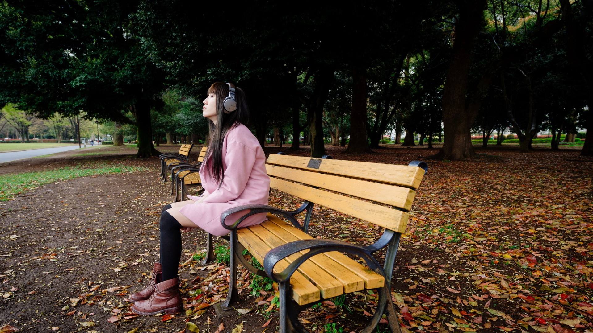 漂亮女孩公园赏景图，椅边耳机相伴，精选美女桌面壁纸免费下载