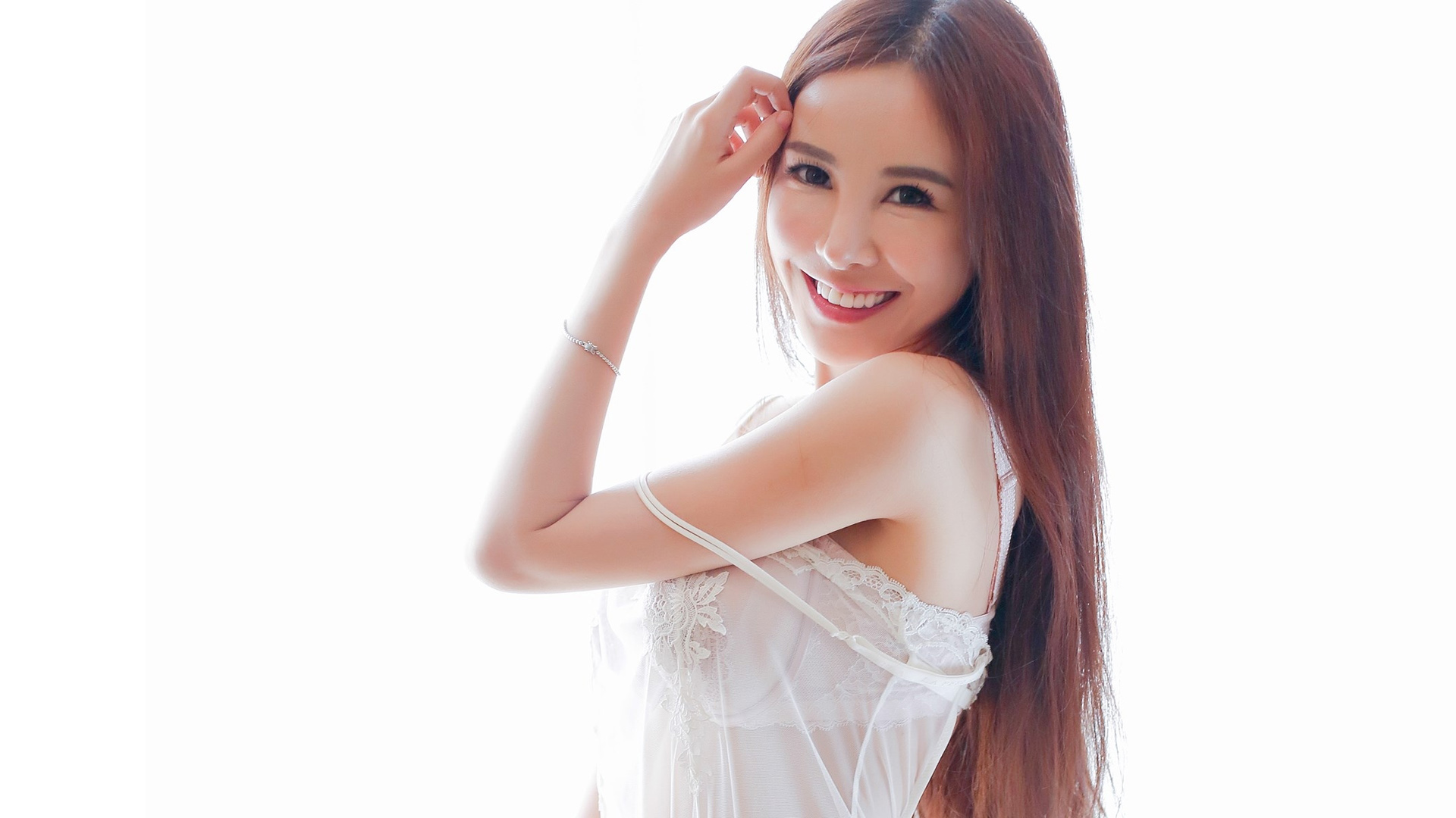 美艳佳人写真集，吕婉柔高清桌面壁纸，免费下载尽享美丽肤色