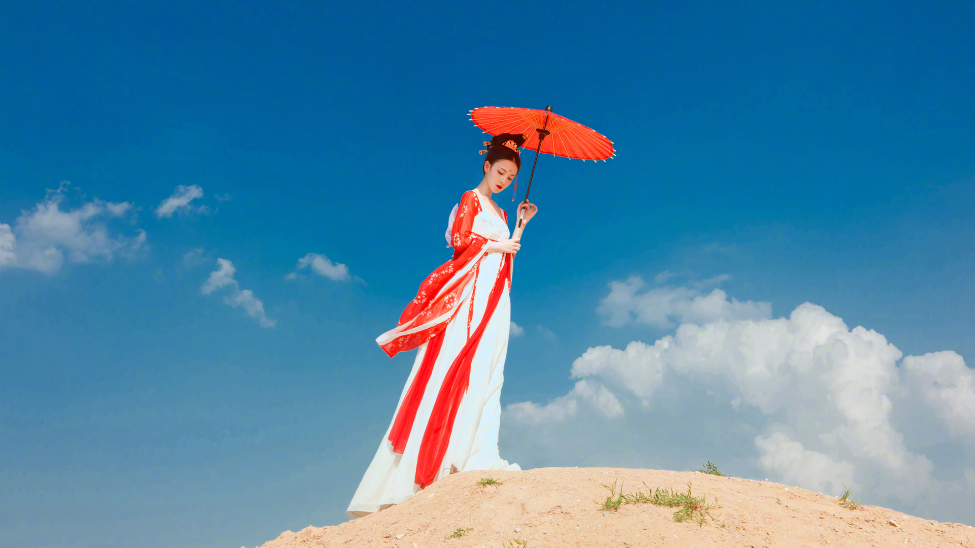 古风美女陈瑶，红色油纸伞倩影，免费电脑壁纸下载