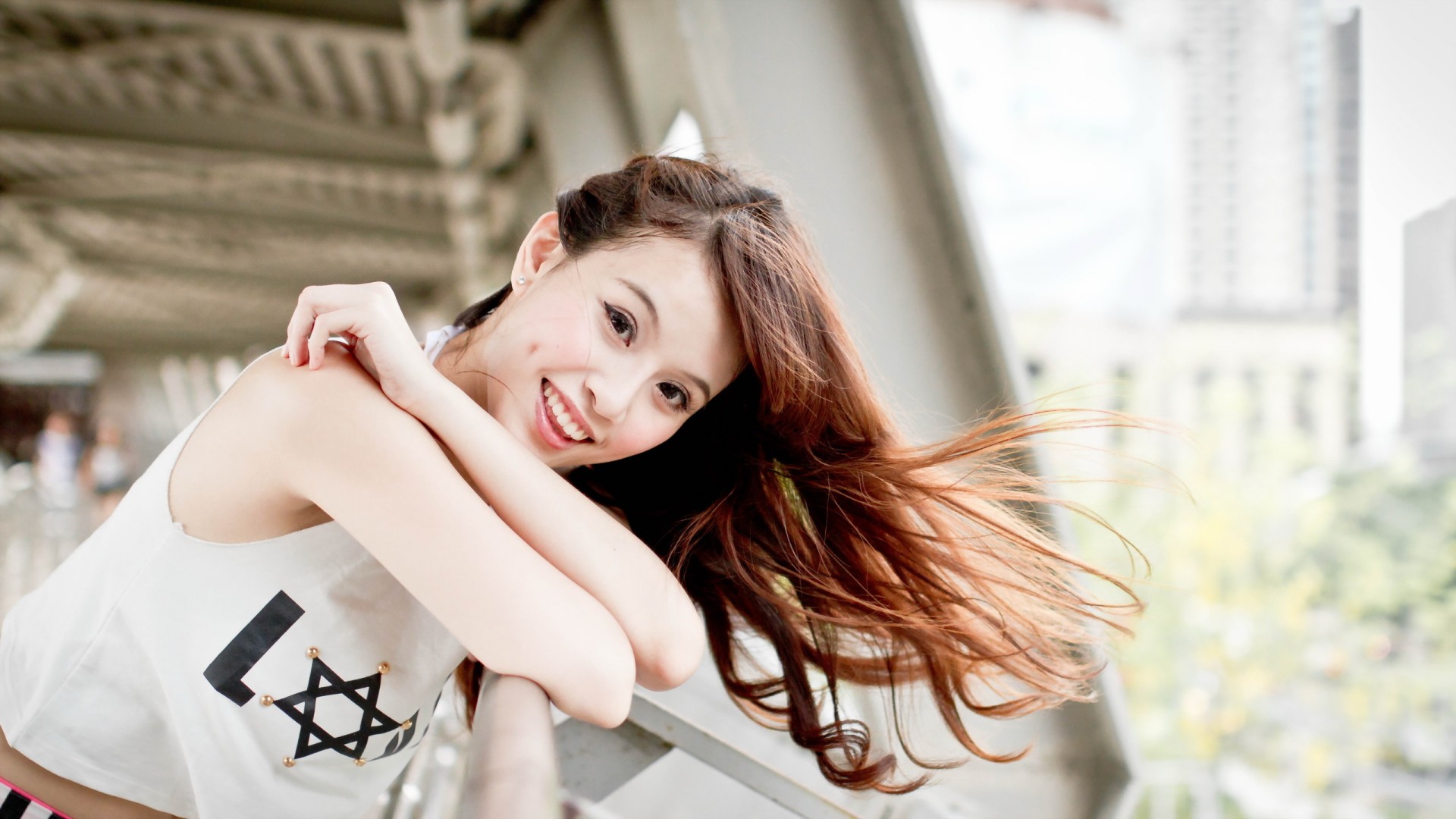 年轻美女微笑图片精选，小酒窝迷人，长发飘逸，免费桌面壁纸下载