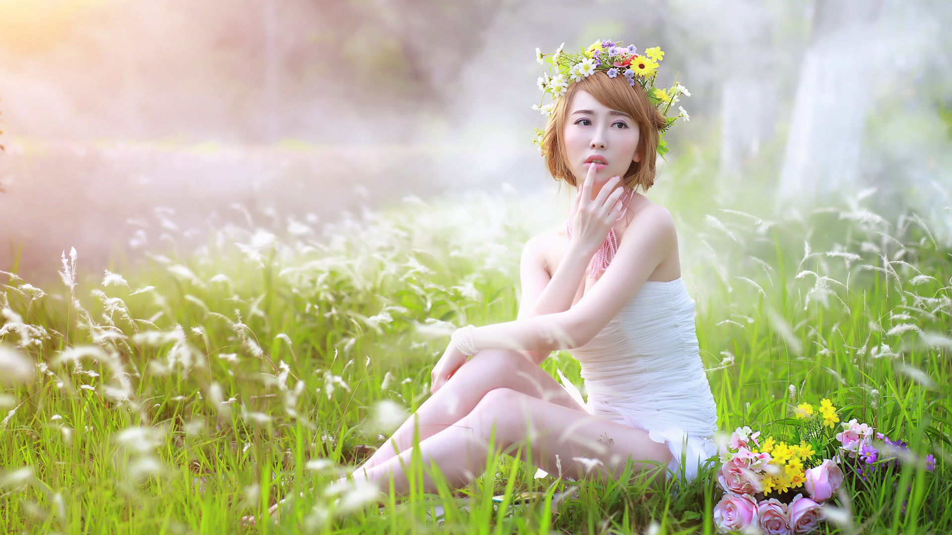 女孩意境森女风，花儿盛开中的小清新混血美女壁纸，免费下载装点你的桌面