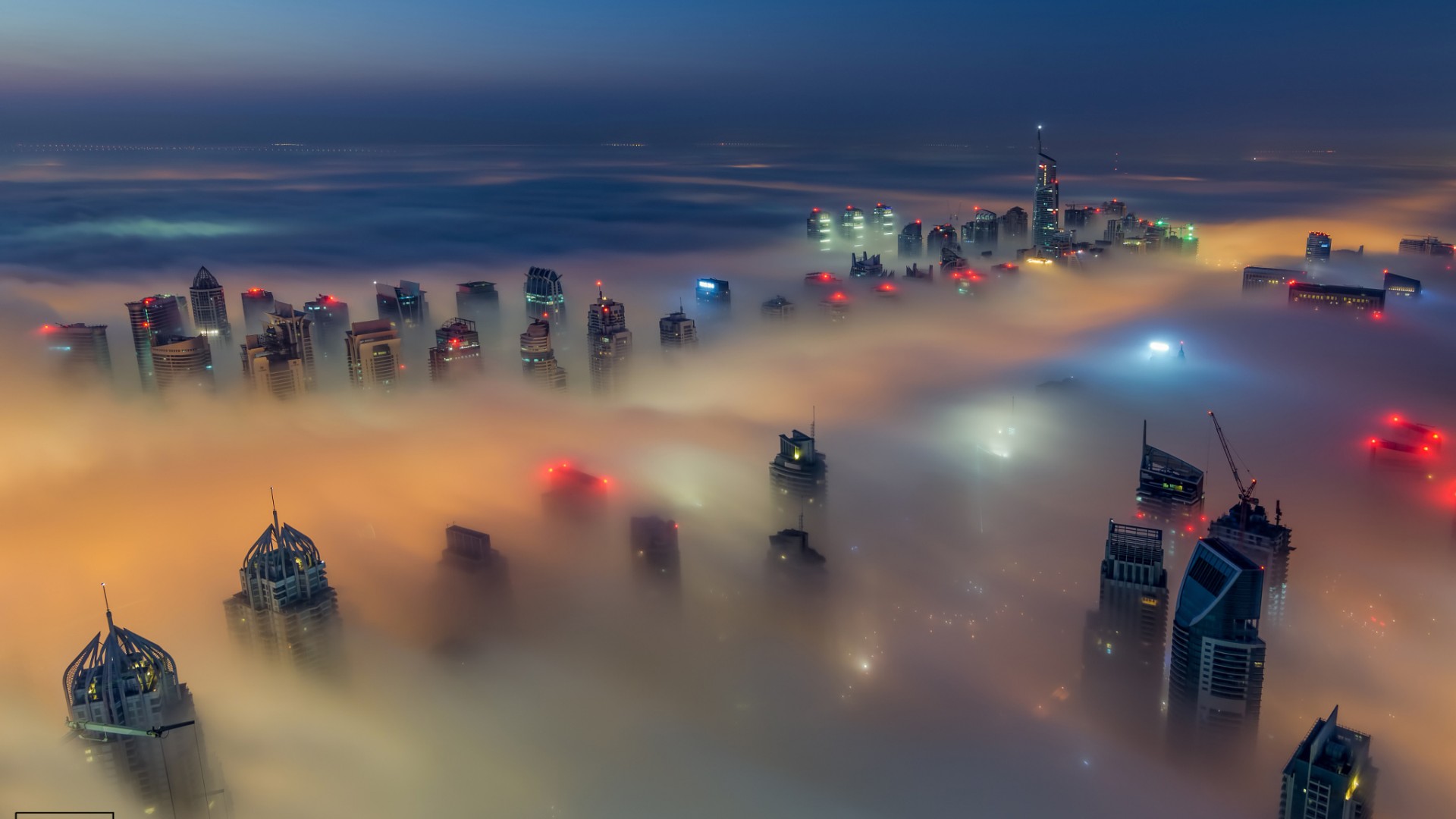 阿联酋迪拜市，梦幻雾霭天空，绝美风景壁纸免费下载