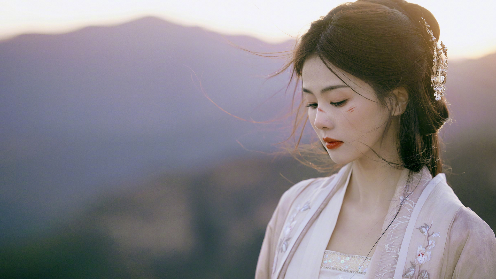 白鹿唯美古装美女壁纸，免费下载高清电脑桌面背景
