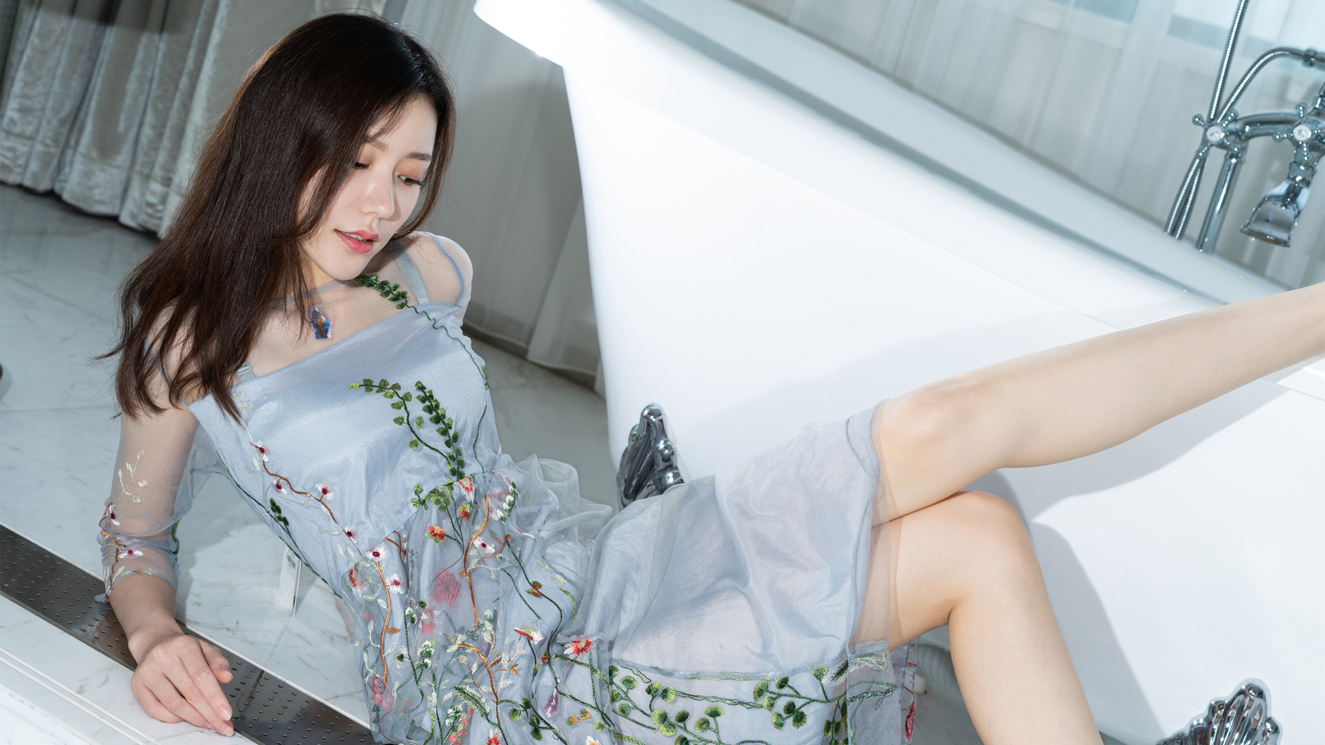 克拉女神江琴 好看裙子 美腿 浴缸 美女壁纸
