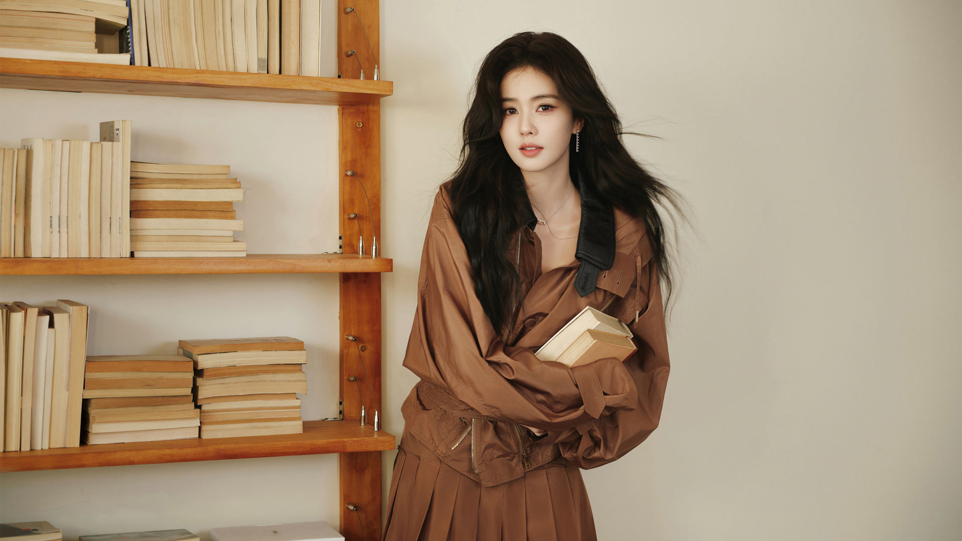 白鹿棕色套装高清美女电脑壁纸免费下载