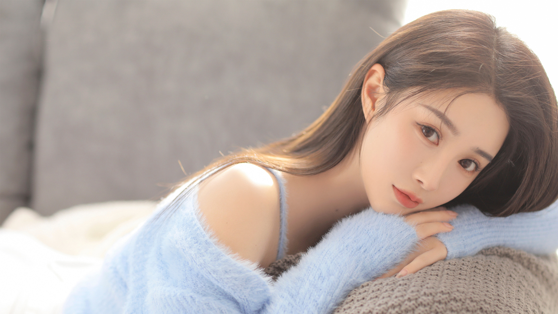 居家蓝色毛衣好看美女壁纸