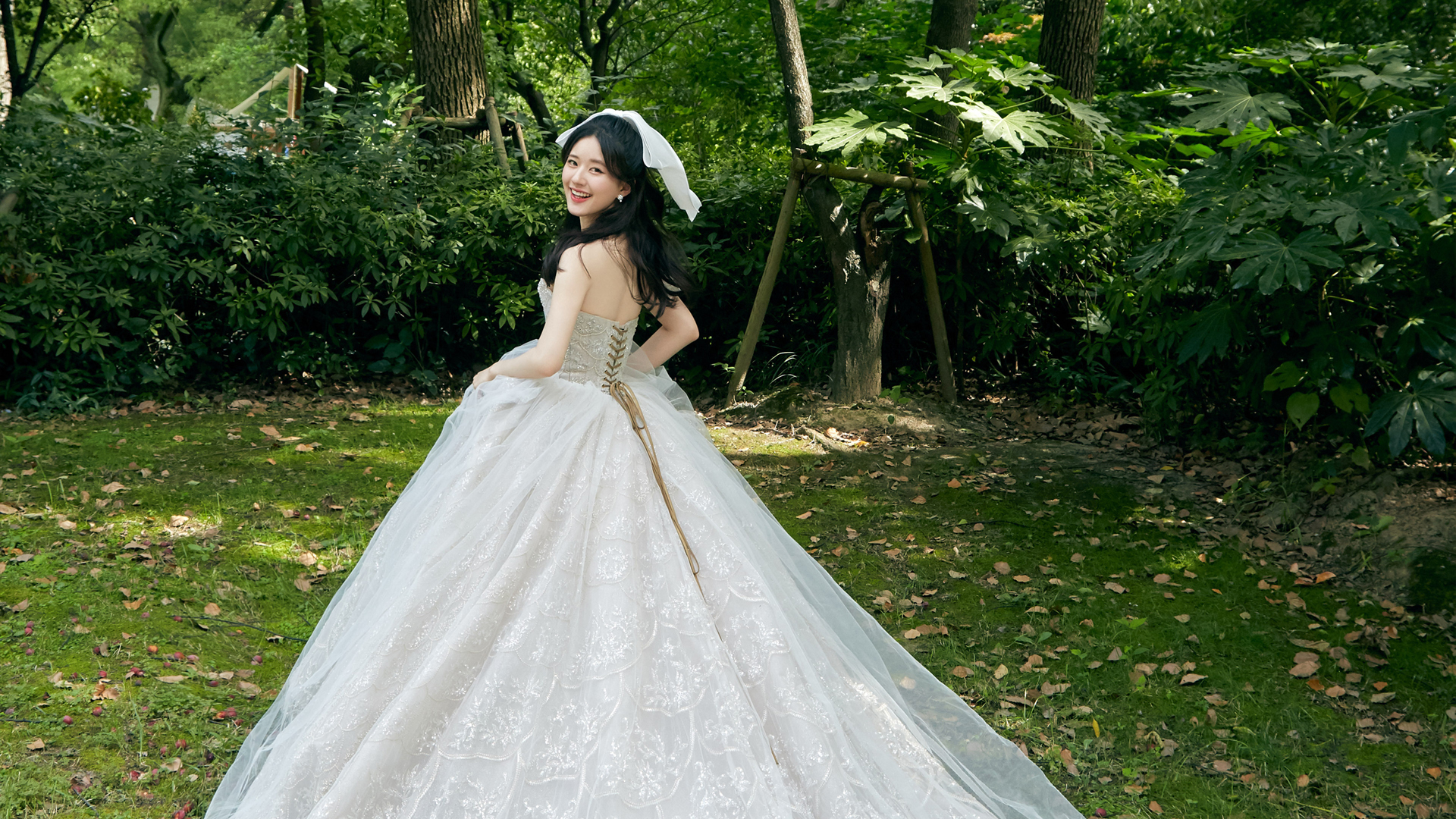 赵露思森林回眸，波光粼粼公主裙美女壁纸，免费电脑壁纸下载