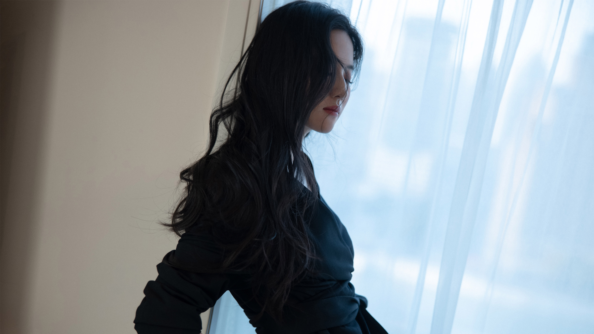 刘亦菲绝美闭眼侧脸，高清电脑壁纸美女，免费下载！