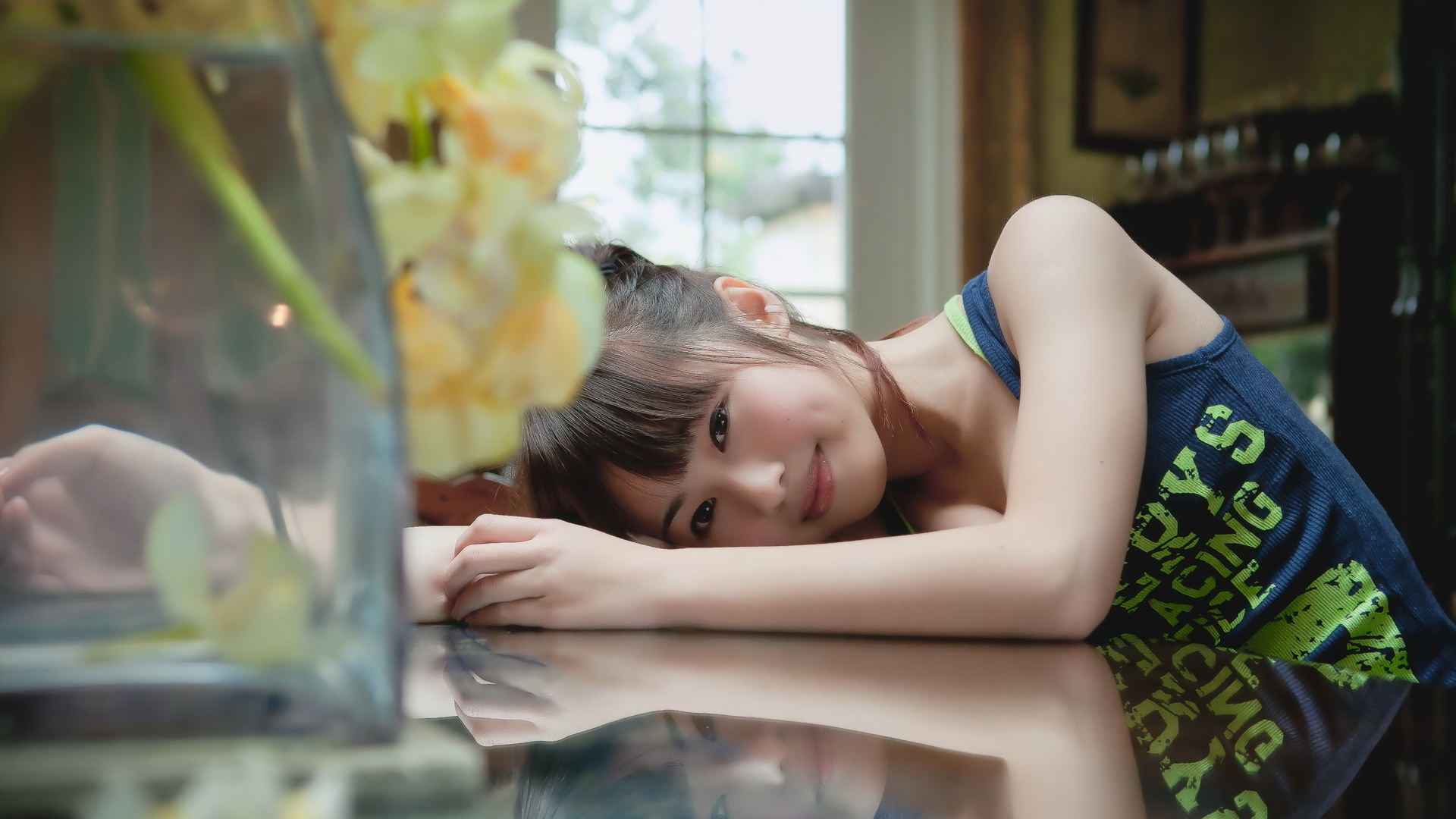 居家美女，桌子，可爱秀发，美丽的脸蛋，手，漂亮的眼睛，心情，悠闲装，可爱美女桌面壁纸