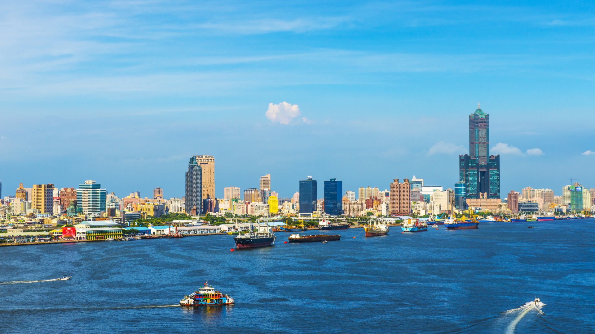 中国台湾高雄海岸港口风光，船舶与海洋美景免费壁纸下载