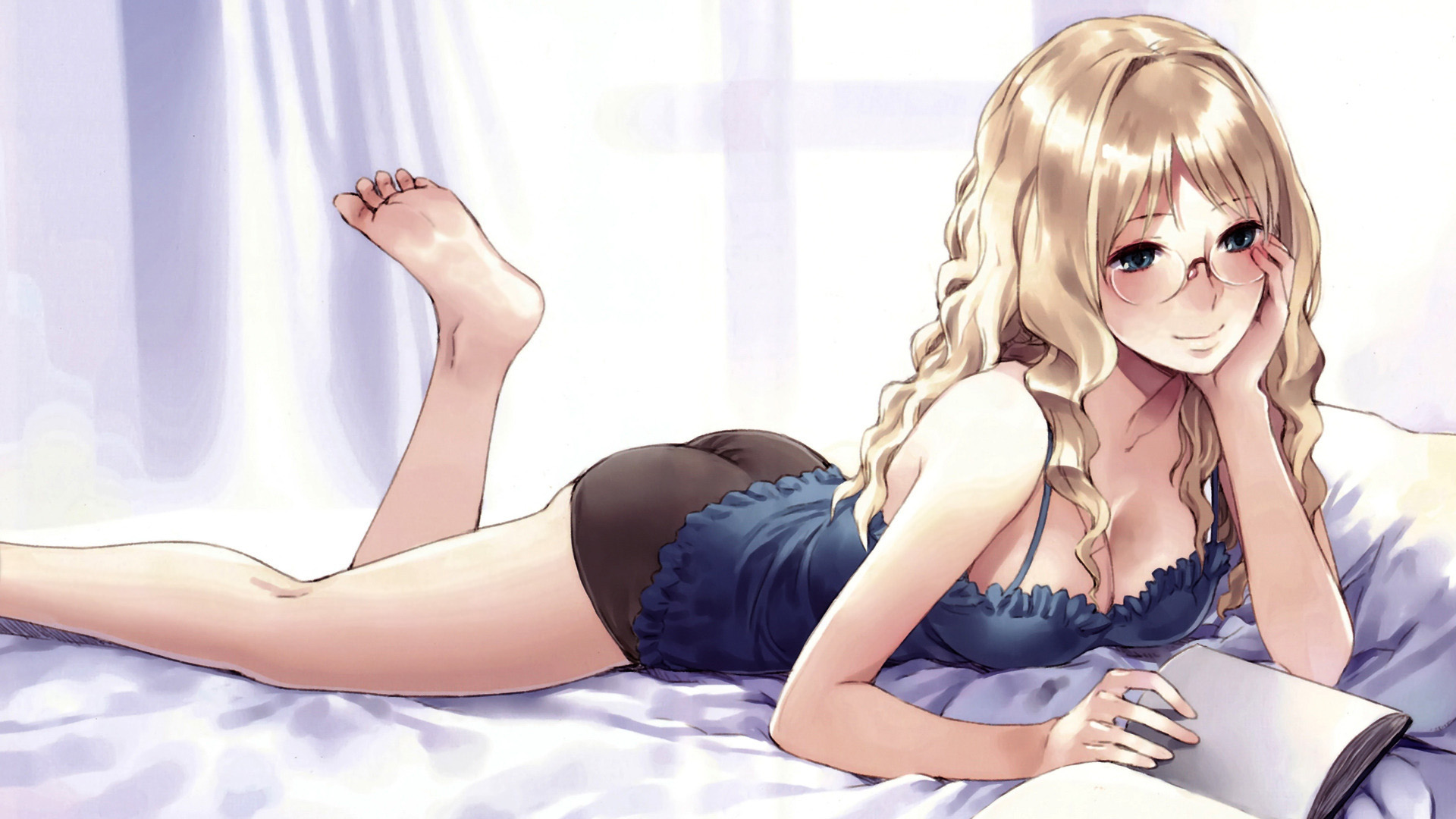 女孩与书，动漫风格眼镜女孩桌面壁纸，免费下载！