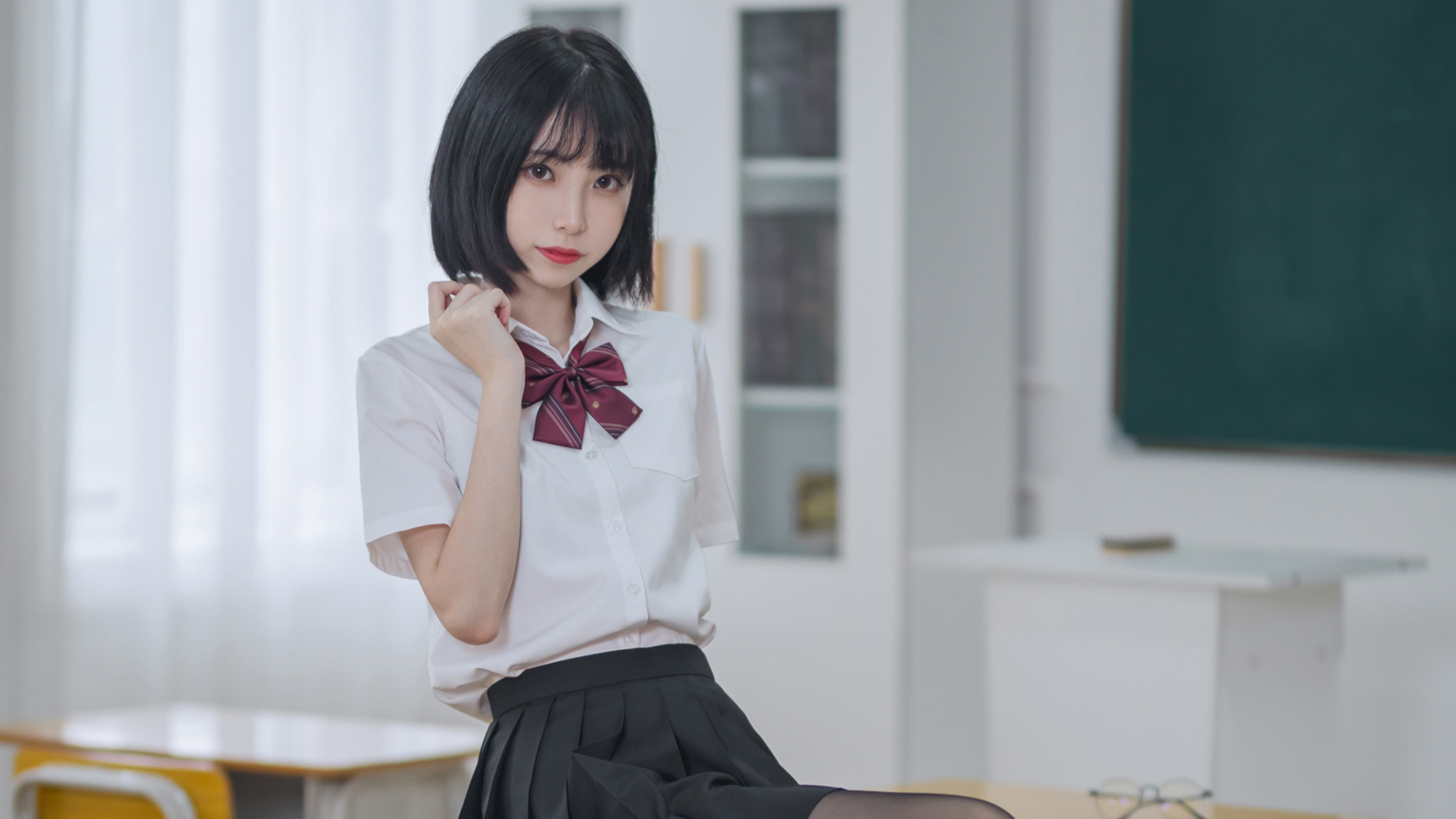 cosplay美女 短发 白衬衫 黑色百褶裙 教室美女壁纸
