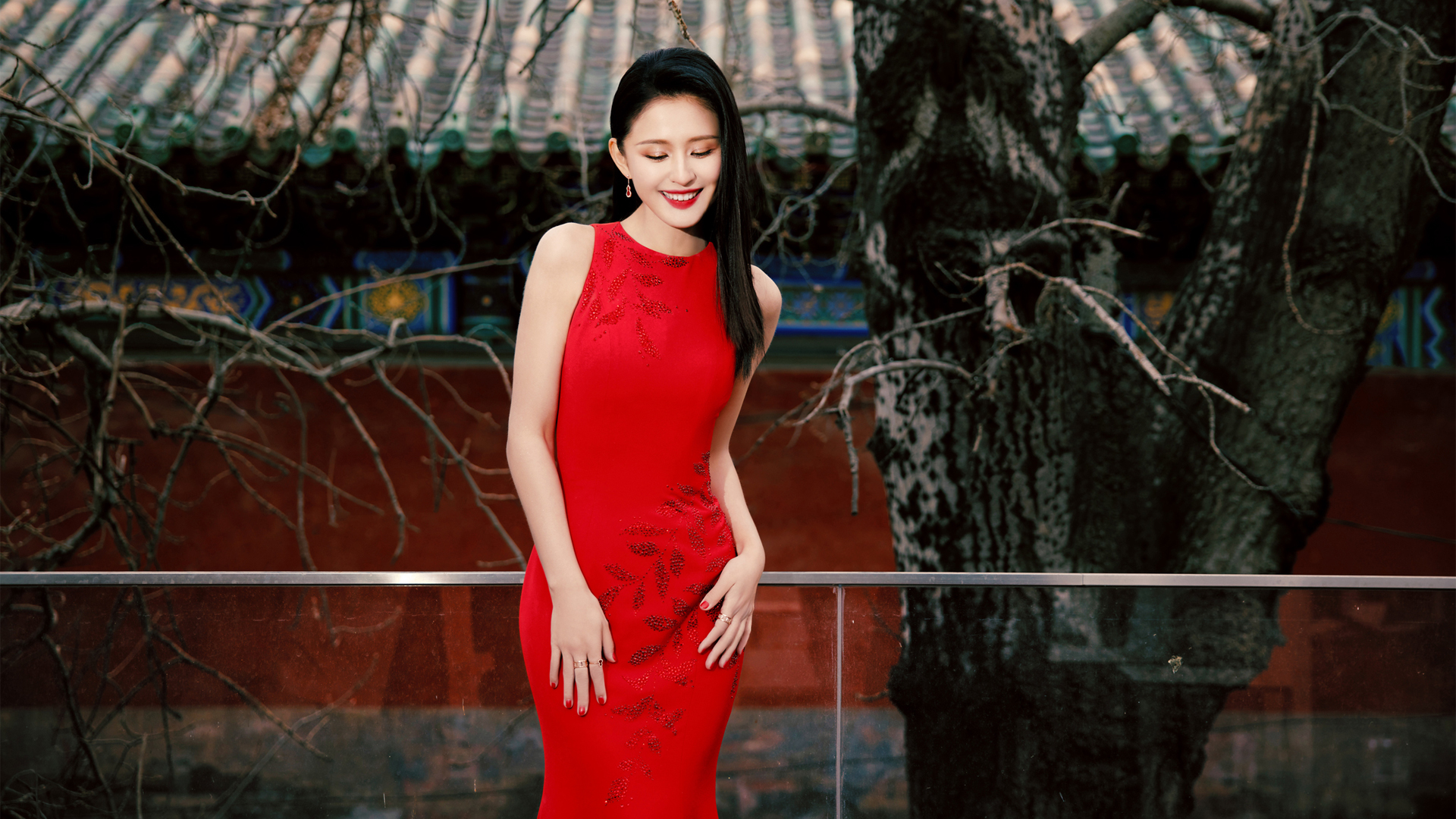 热依扎红色裙装美女壁纸，免费电脑壁纸下载