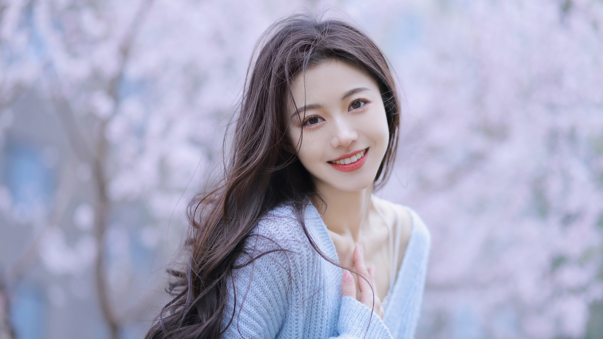 长发甜美女神，蓝色毛衣清纯动人，免费高清壁纸下载