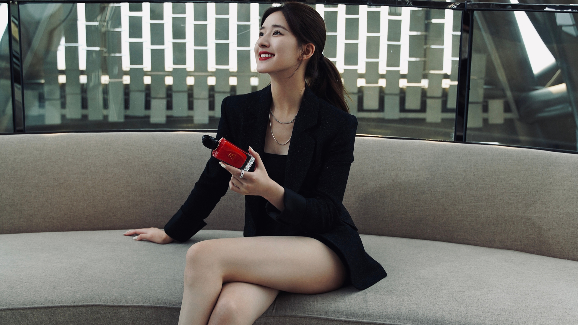 赵露思黑色西装短裙造型惊艳，美腿抢镜！高清美女壁纸免费下载