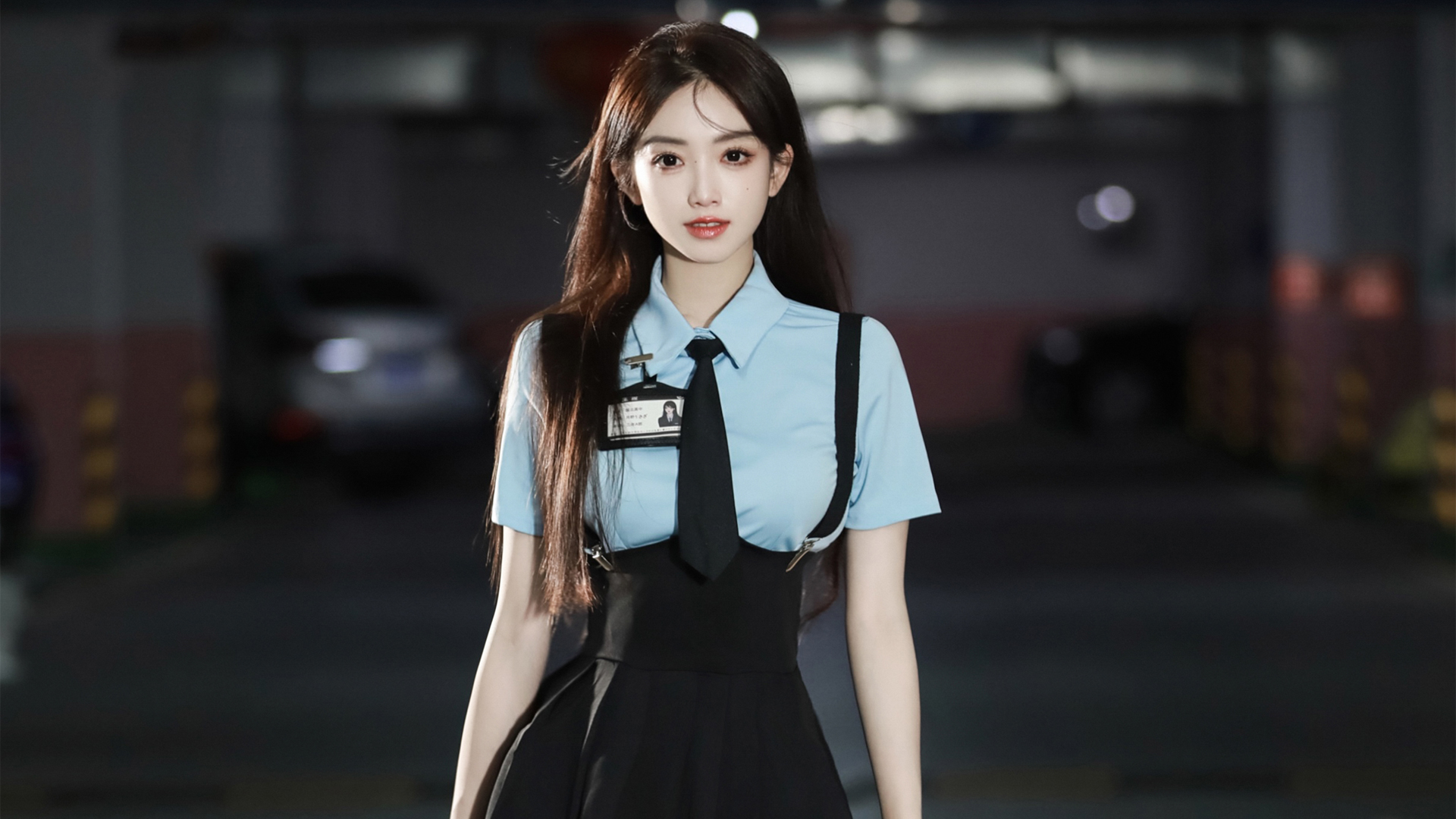 美女长发蓝色制服搭配领带与黑色吊带裙子，精美桌面壁纸免费下载