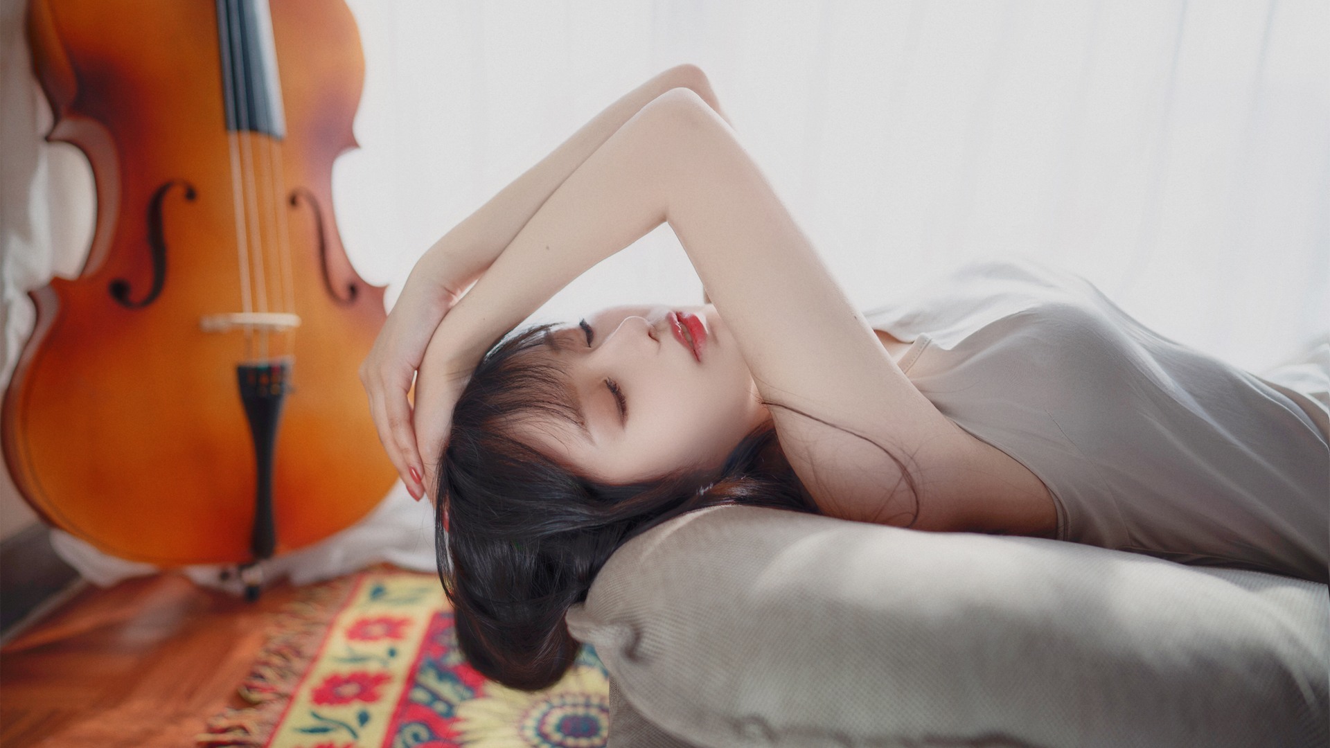 居家养眼，美女平躺闭眼弹吉他，唯美壁纸免费下载