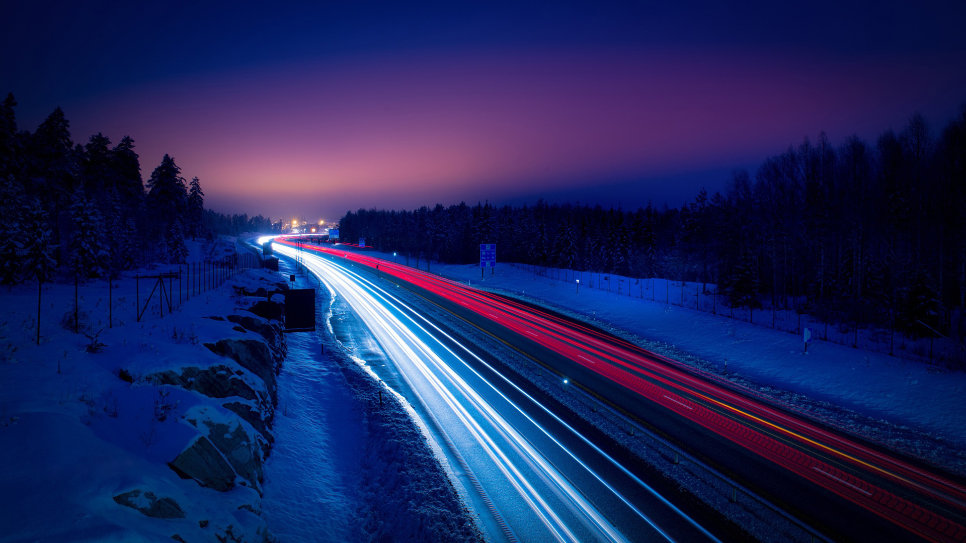 冬日雪夜，灯光映照下的道路美景，免费高清桌面壁纸下载