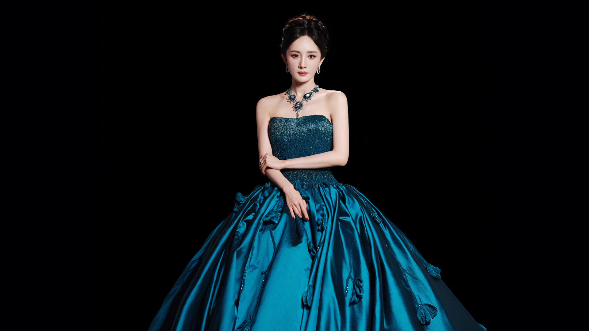 杨幂身着蓝色长裙于黑色背景下的高清美女电脑壁纸免费下载