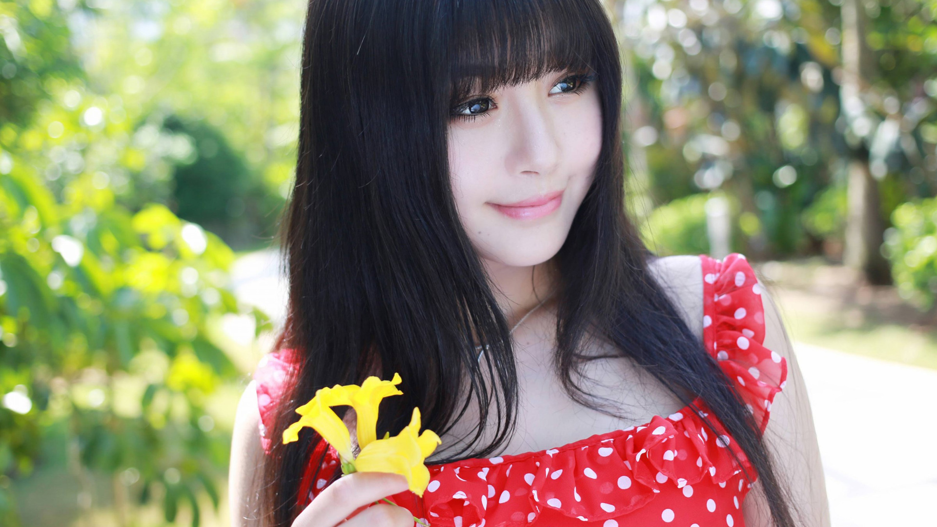 清新邻家女孩桌面壁纸，明亮眼眸，红波点裙，甜美微笑，免费下载美女电脑壁纸