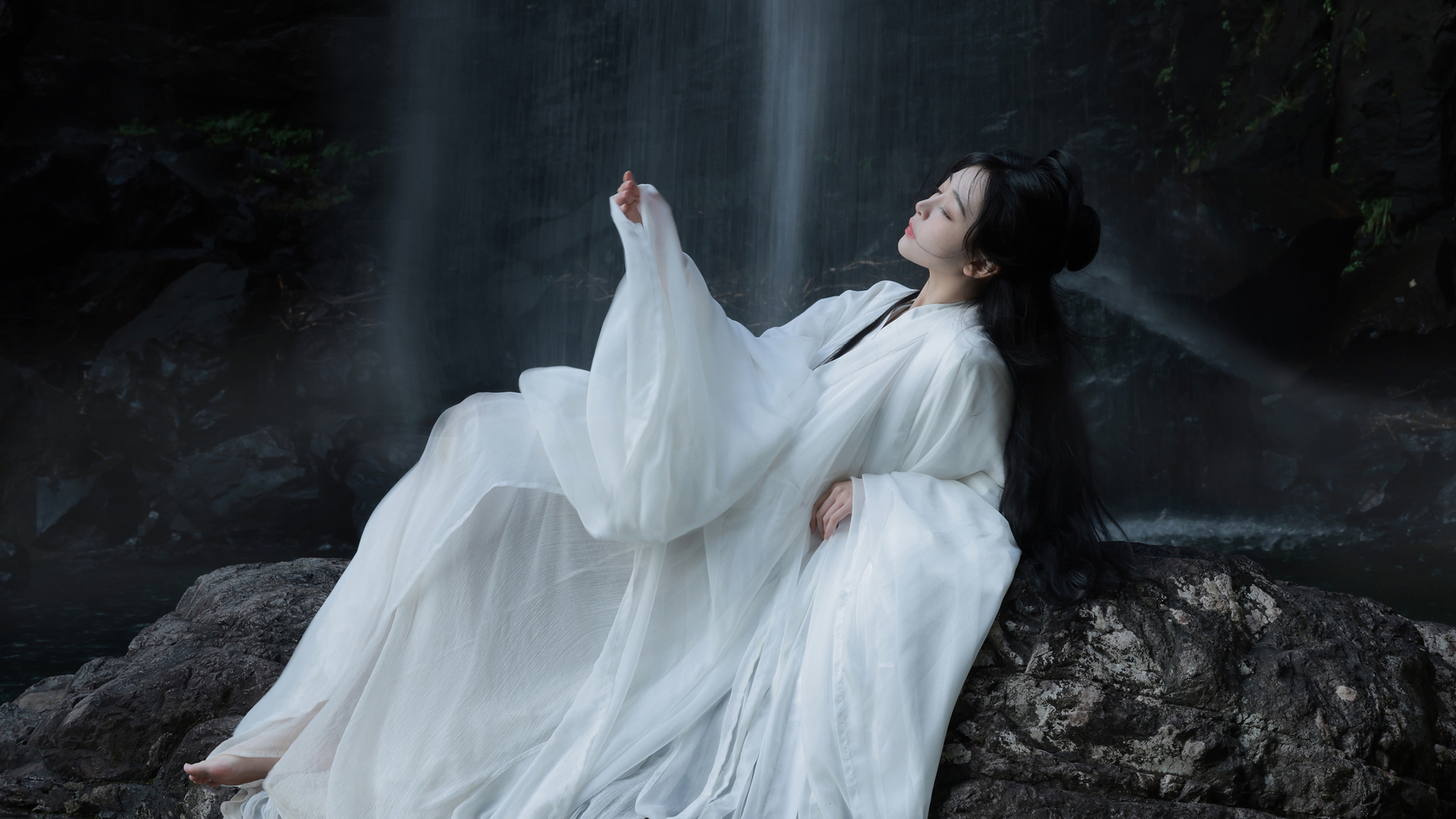 古风美女小溪瀑布风景壁纸，免费高清电脑壁纸下载