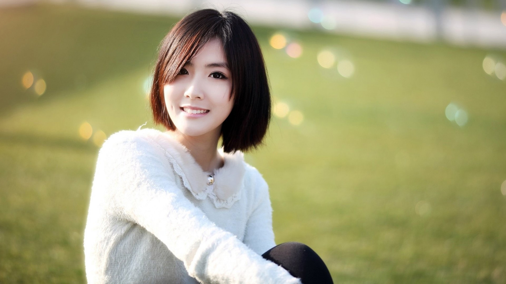 清纯短发美女微笑电脑桌面壁纸