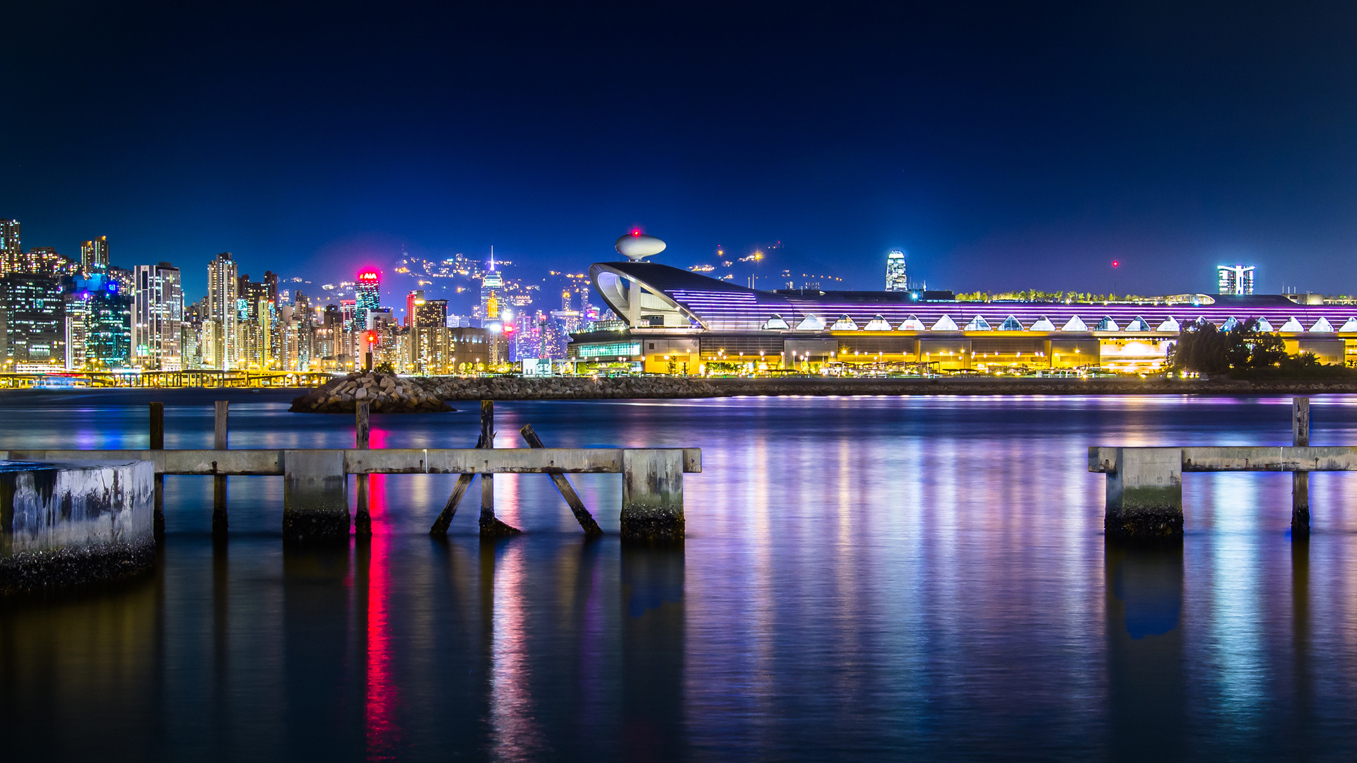 海滨夜景2K高清壁纸，免费下载绝美海滨风景桌面背景