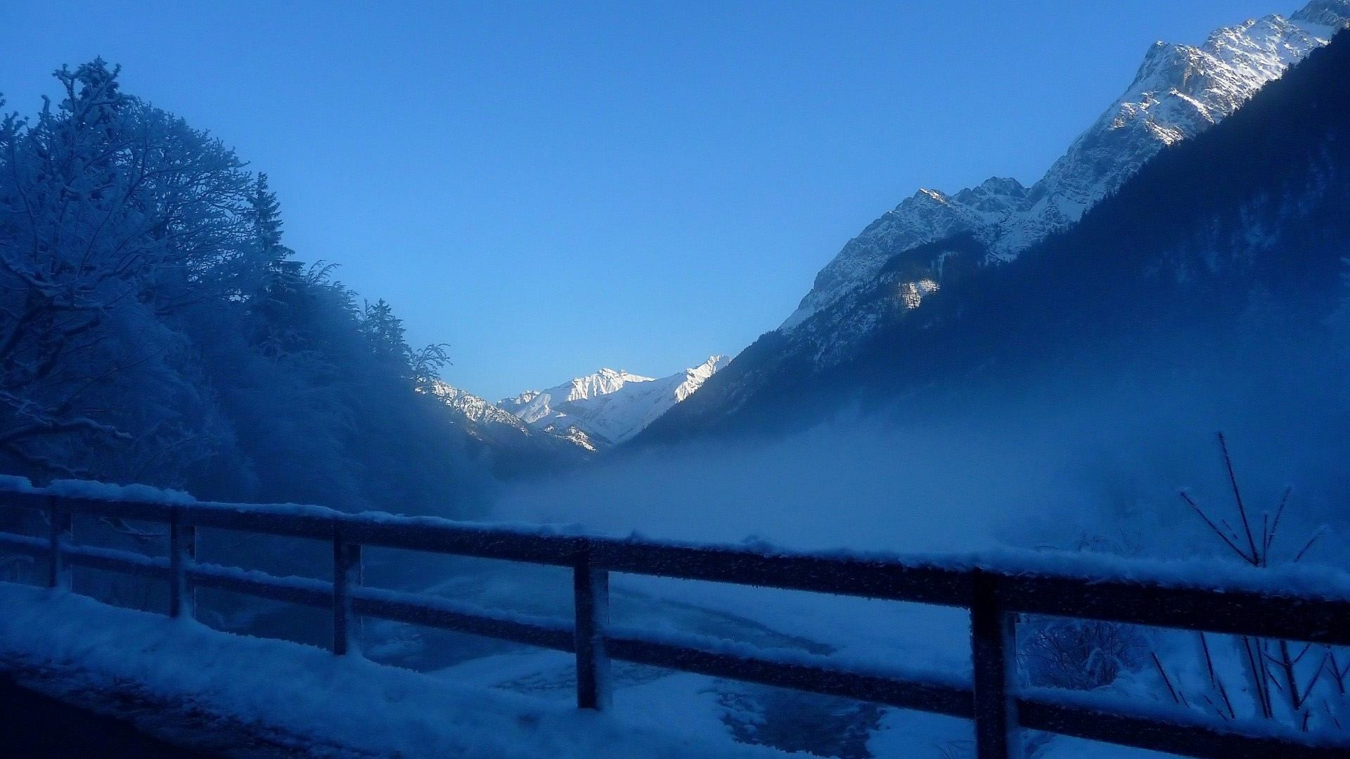 冬日雪山霜雾奇观，宽屏自然风景壁纸，免费下载畅享