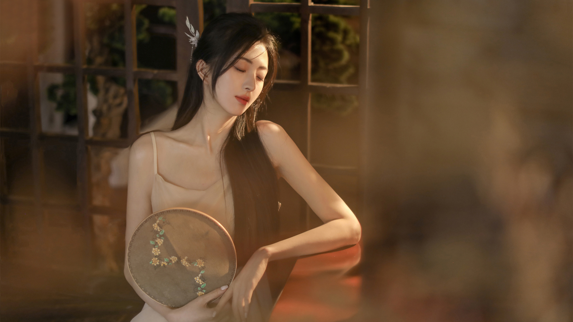 唯美古装长发美女，书香气息浓郁，闭眼如画，高清电脑壁纸免费下载
