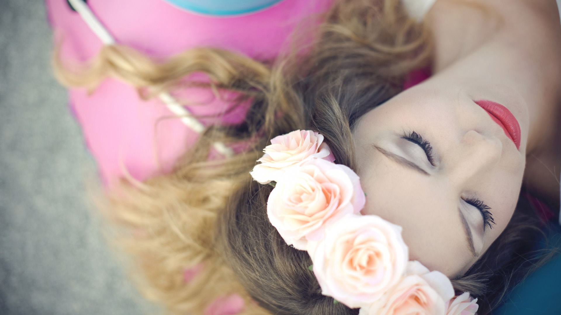 女孩心情写真，唯美花环发型与美女壁纸，免费下载电脑背景