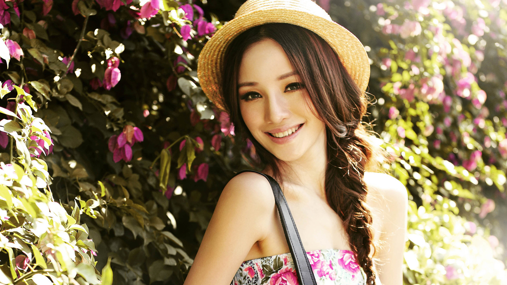 夏日花海中的清新模特，免费美女电脑壁纸下载，点亮你的桌面时光！
