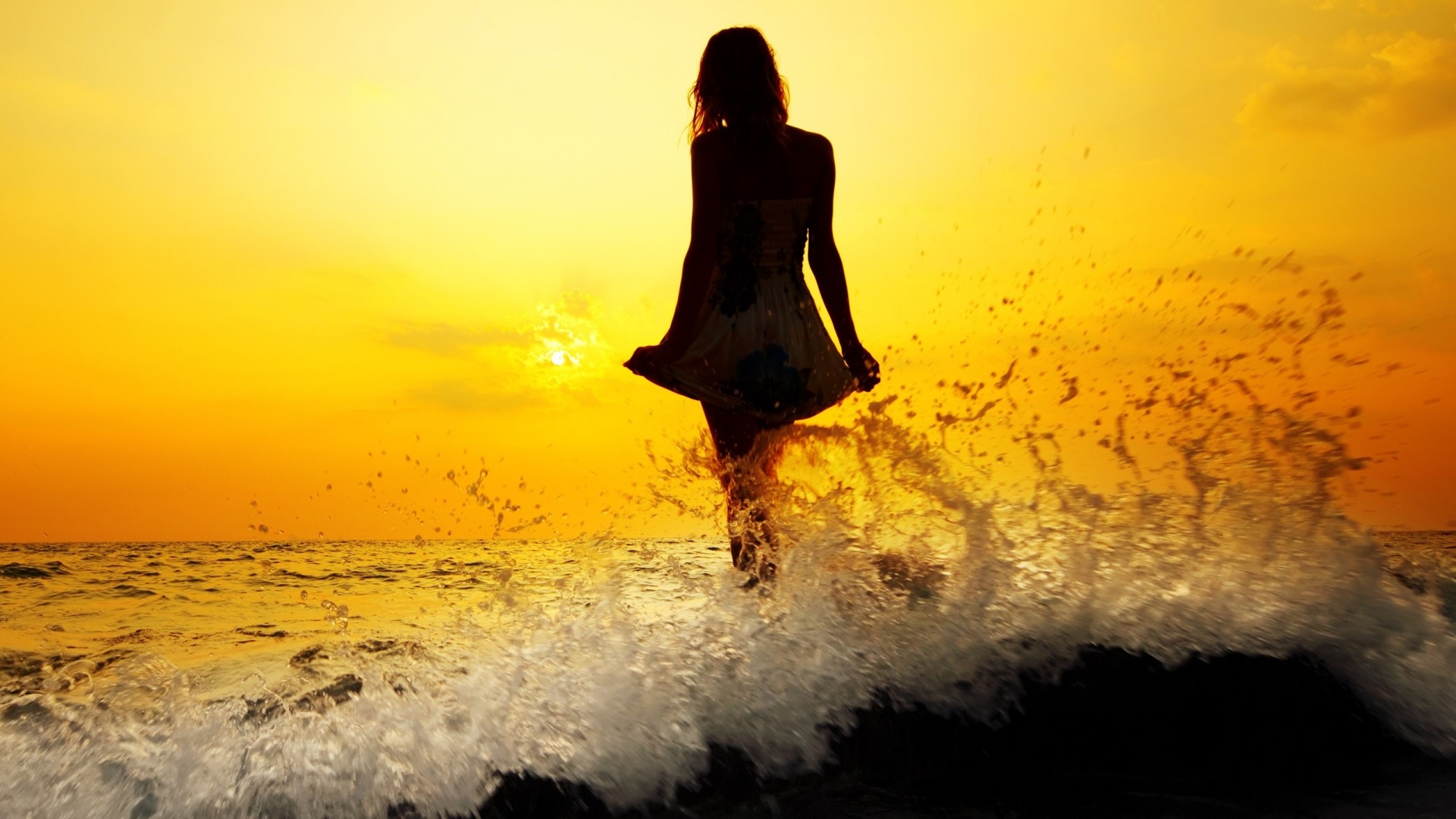 唯美海边夕阳背影，穿短裙的美女与浪花共舞，免费高清壁纸下载