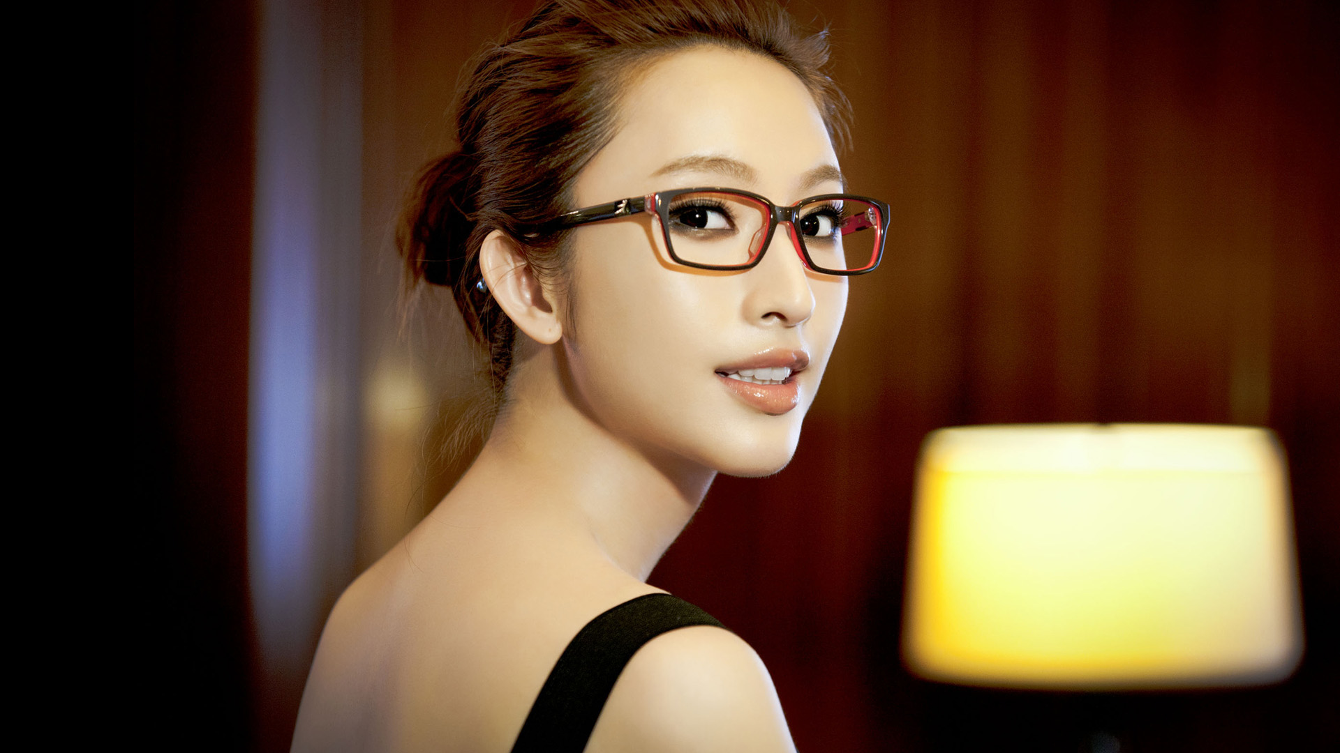 张俪精选宽屏美女壁纸，高清免费下载，装点你的电脑桌面