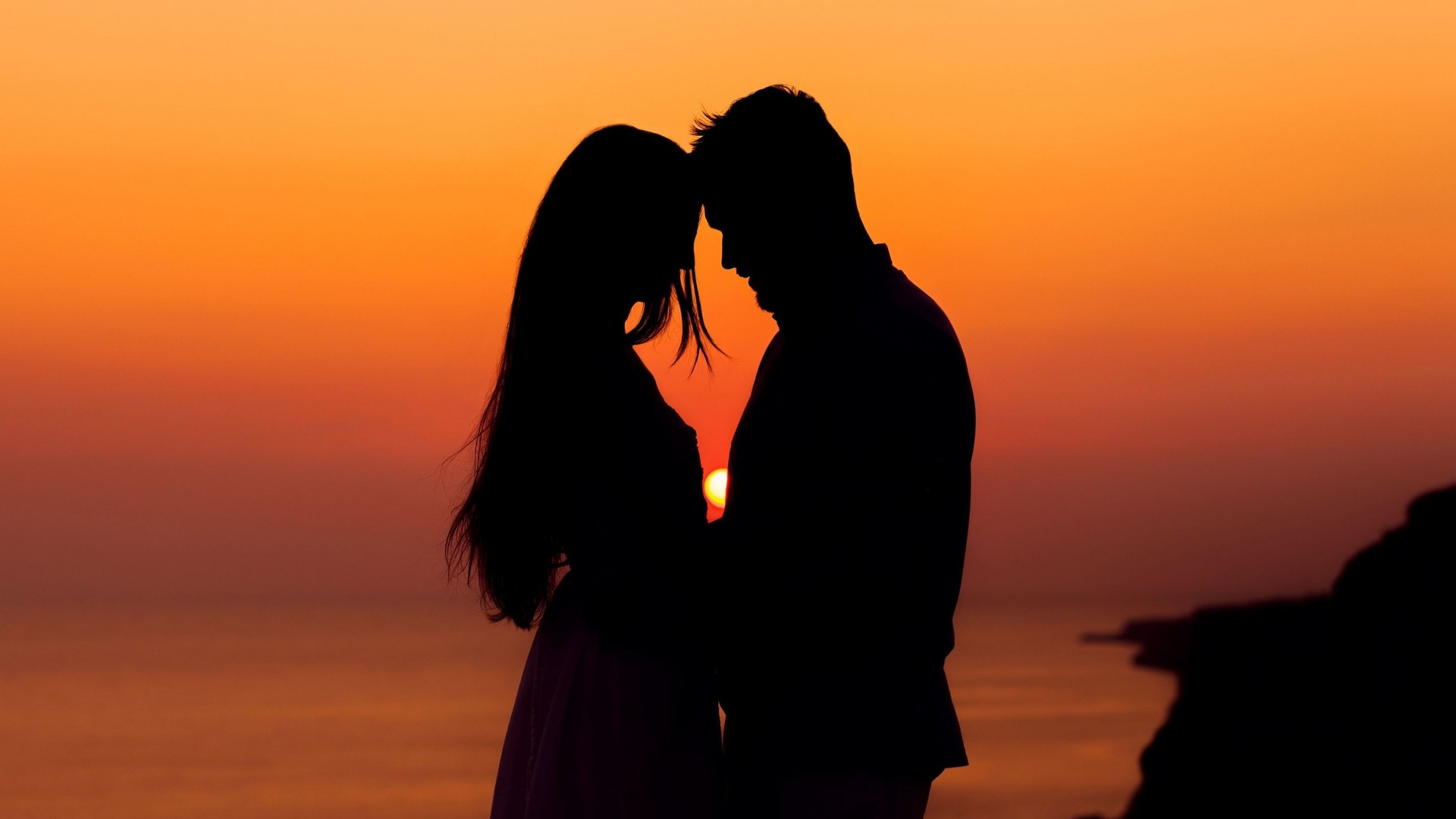 黄昏恋曲，夕阳下的拥抱，精选免费人物桌面壁纸下载